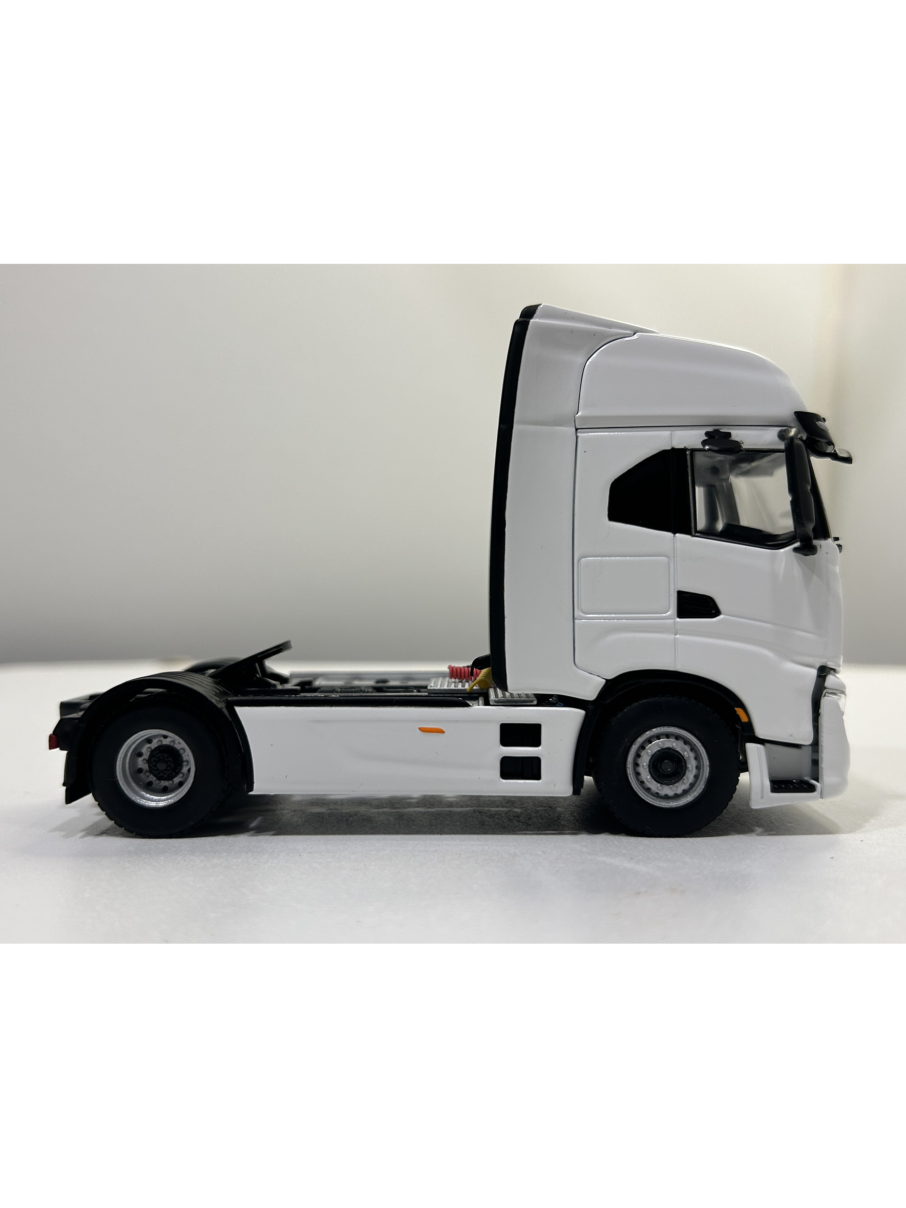 WSI Iveco S-Way AS High 4x2 White Line 1:50 | Transporte moderno a escala 4