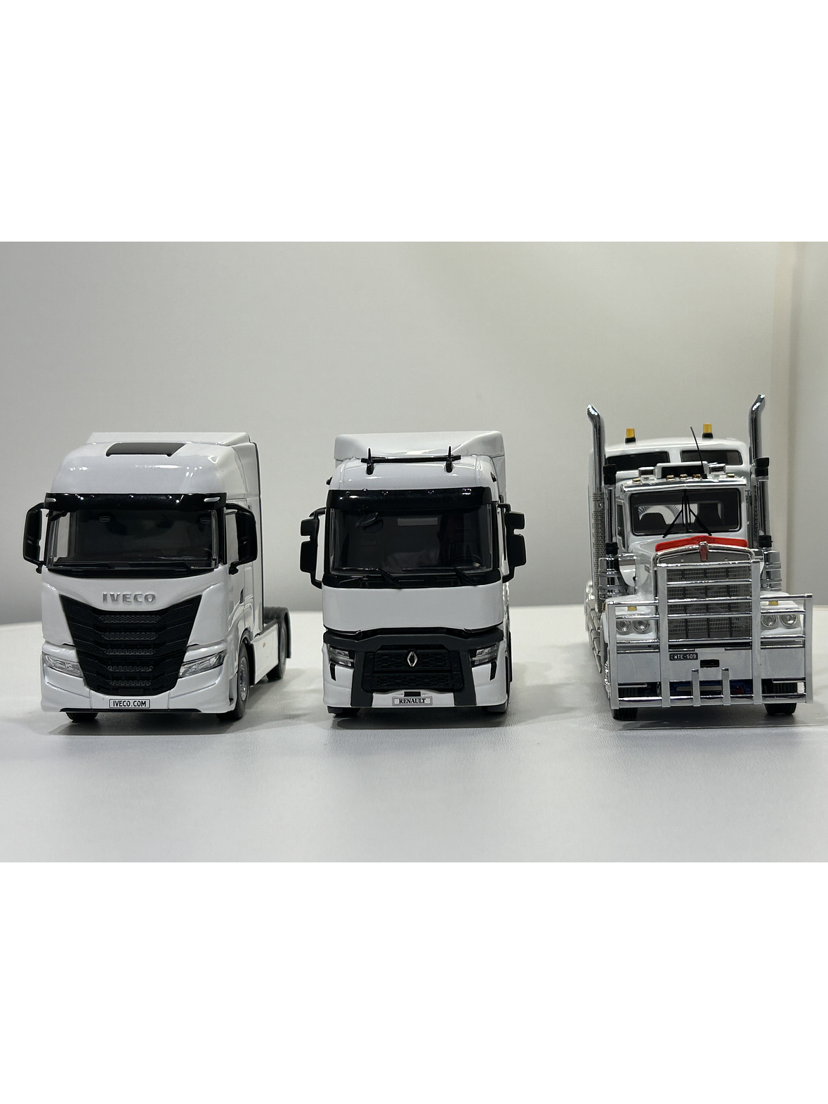 WSI Iveco S-Way AS High 4x2 White Line 1:50 | Transporte moderno a escala 9