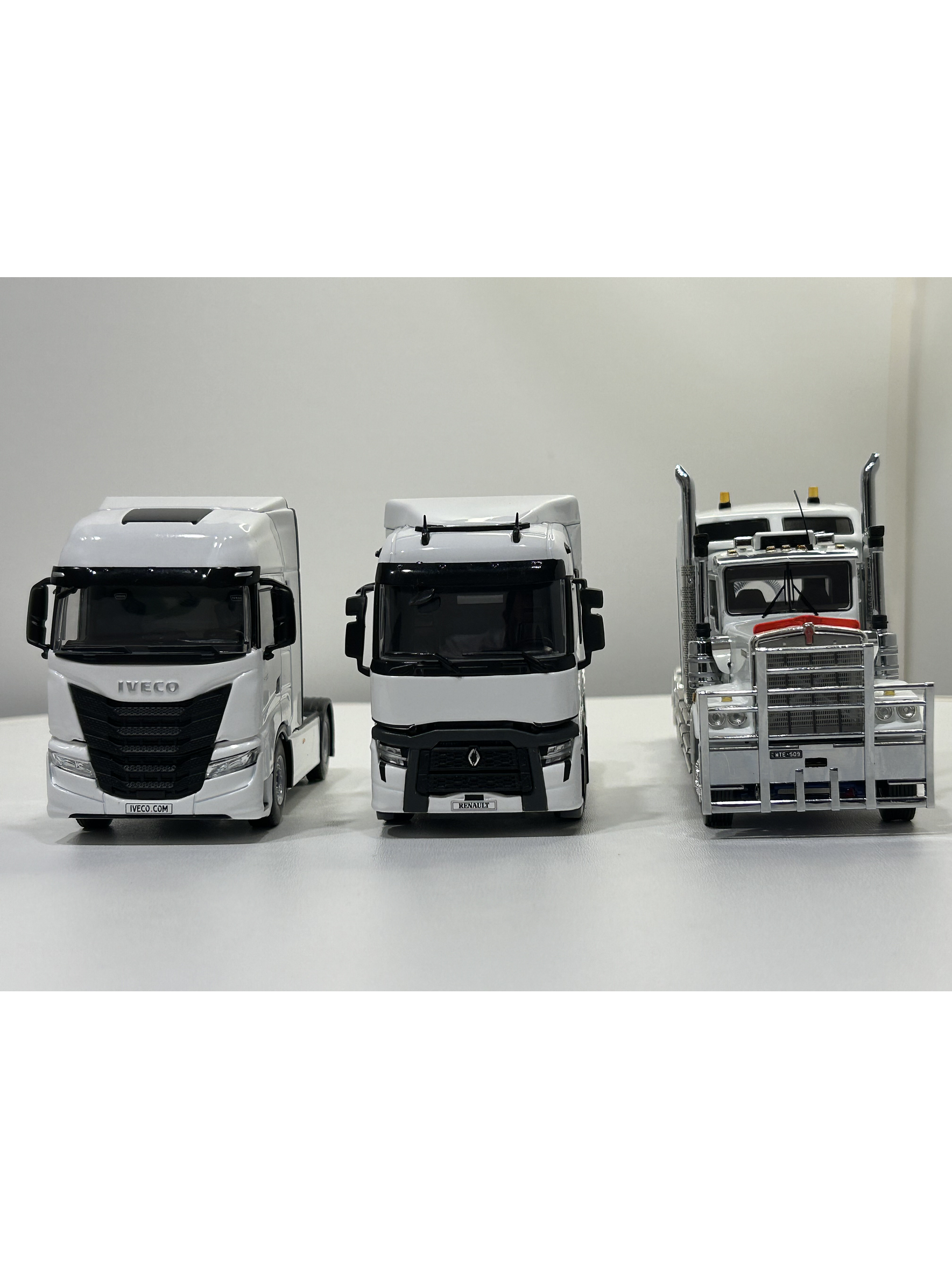 WSI Iveco S-Way AS High 4x2 White Line 1:50 | Transporte moderno a escala 9