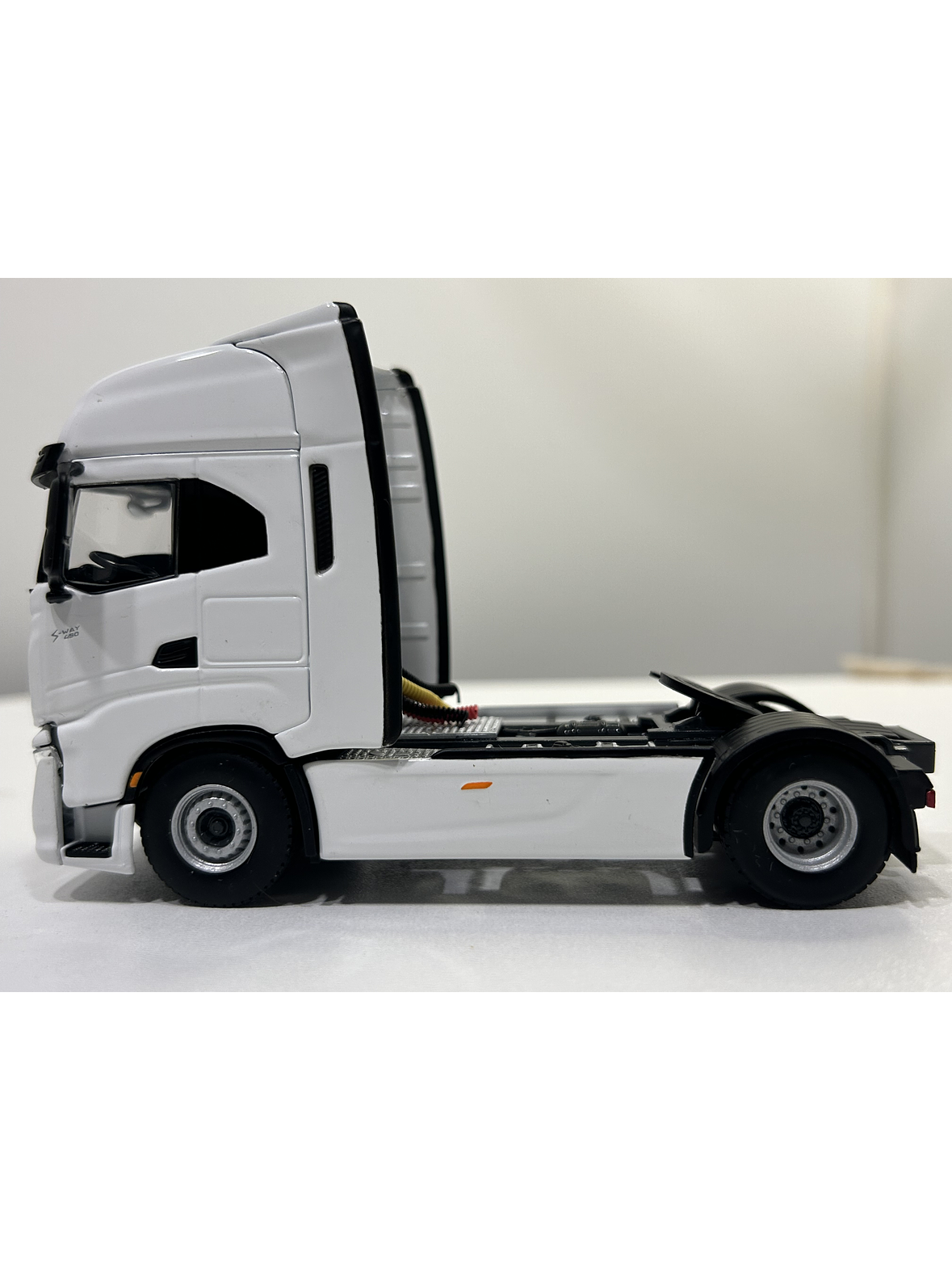 WSI Iveco S-Way AS High 4x2 White Line 1:50 | Transporte moderno a escala 7