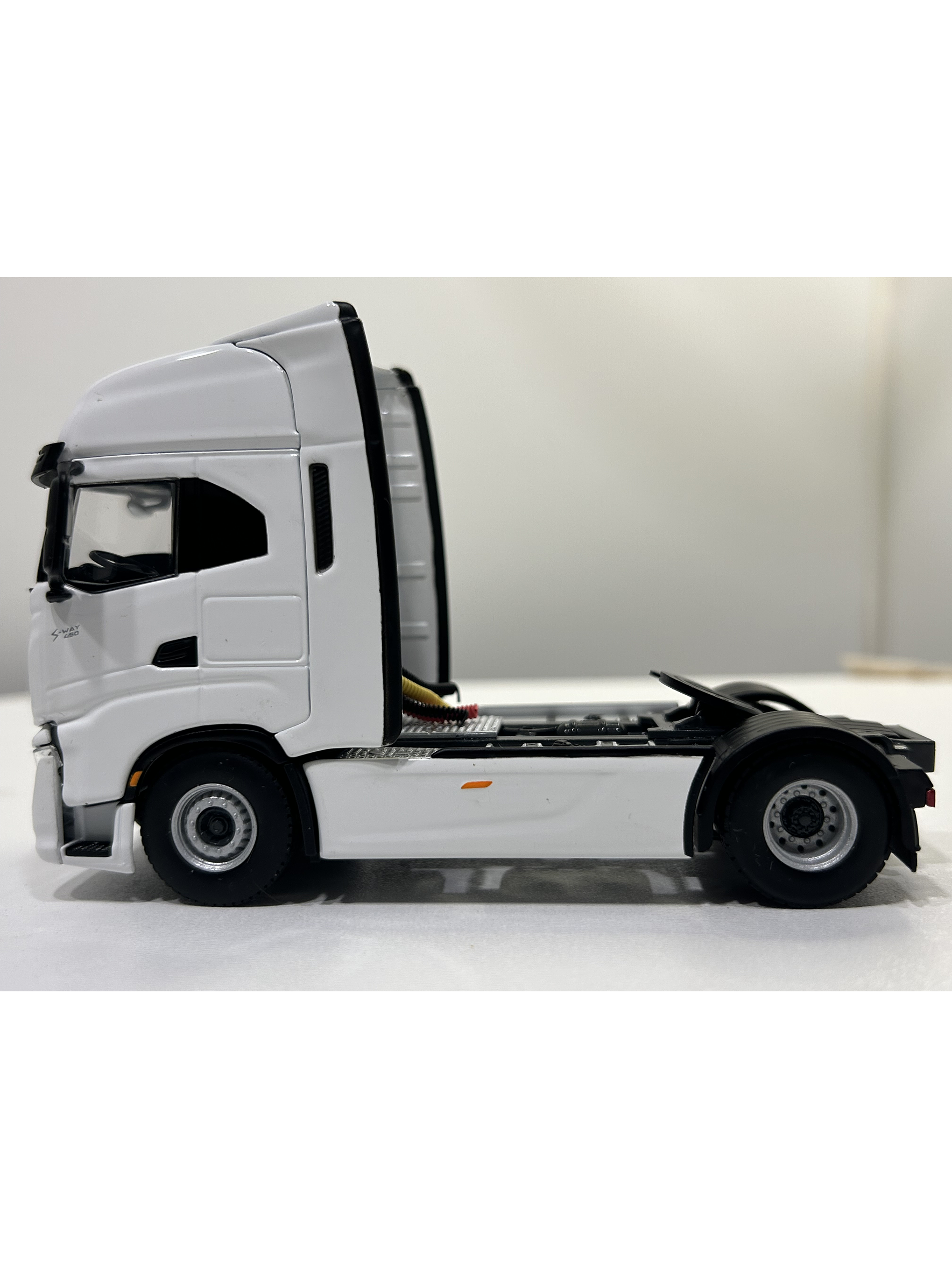 WSI Iveco S-Way AS High 4x2 White Line 1:50 | Transporte moderno a escala 7