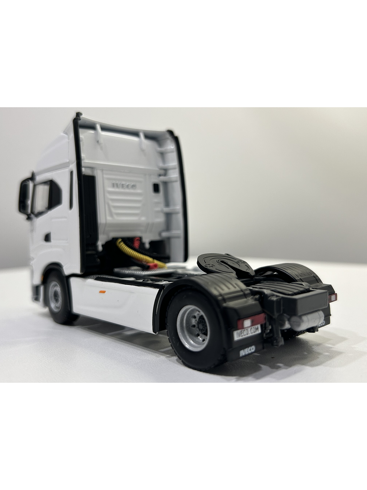 WSI Iveco S-Way AS High 4x2 White Line 1:50 | Transporte moderno a escala 6