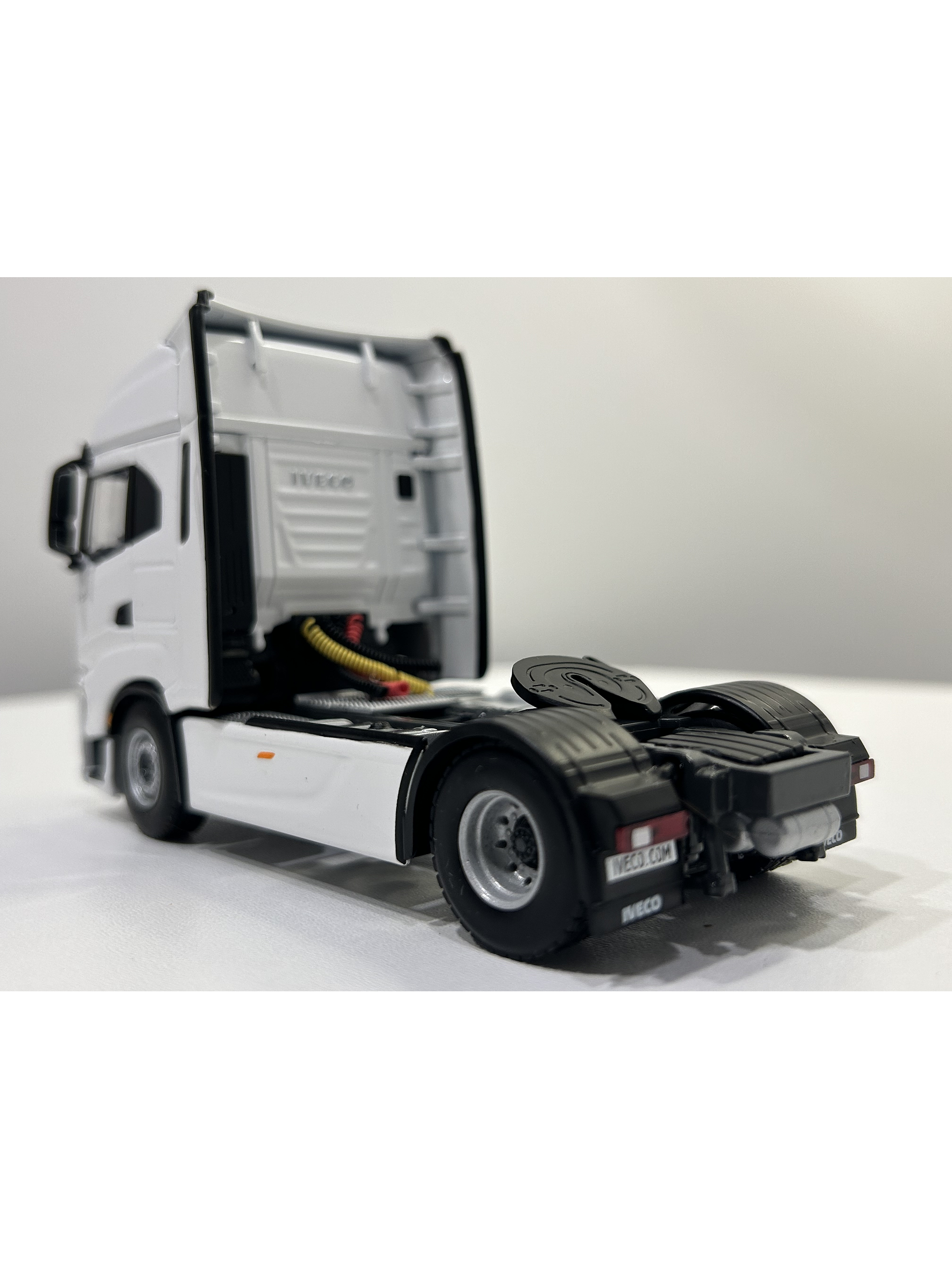 WSI Iveco S-Way AS High 4x2 White Line 1:50 | Transporte moderno a escala 6