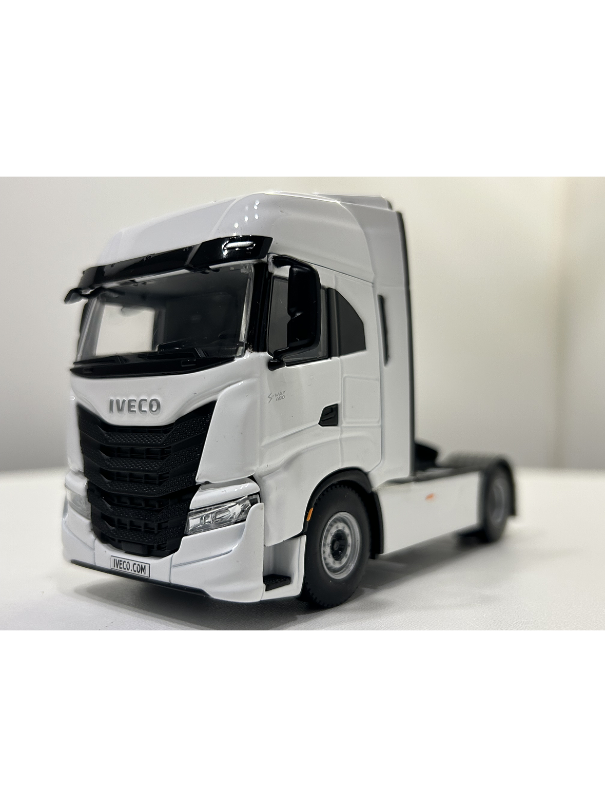 WSI Iveco S-Way AS High 4x2 White Line 1:50 | Transporte moderno a escala 1
