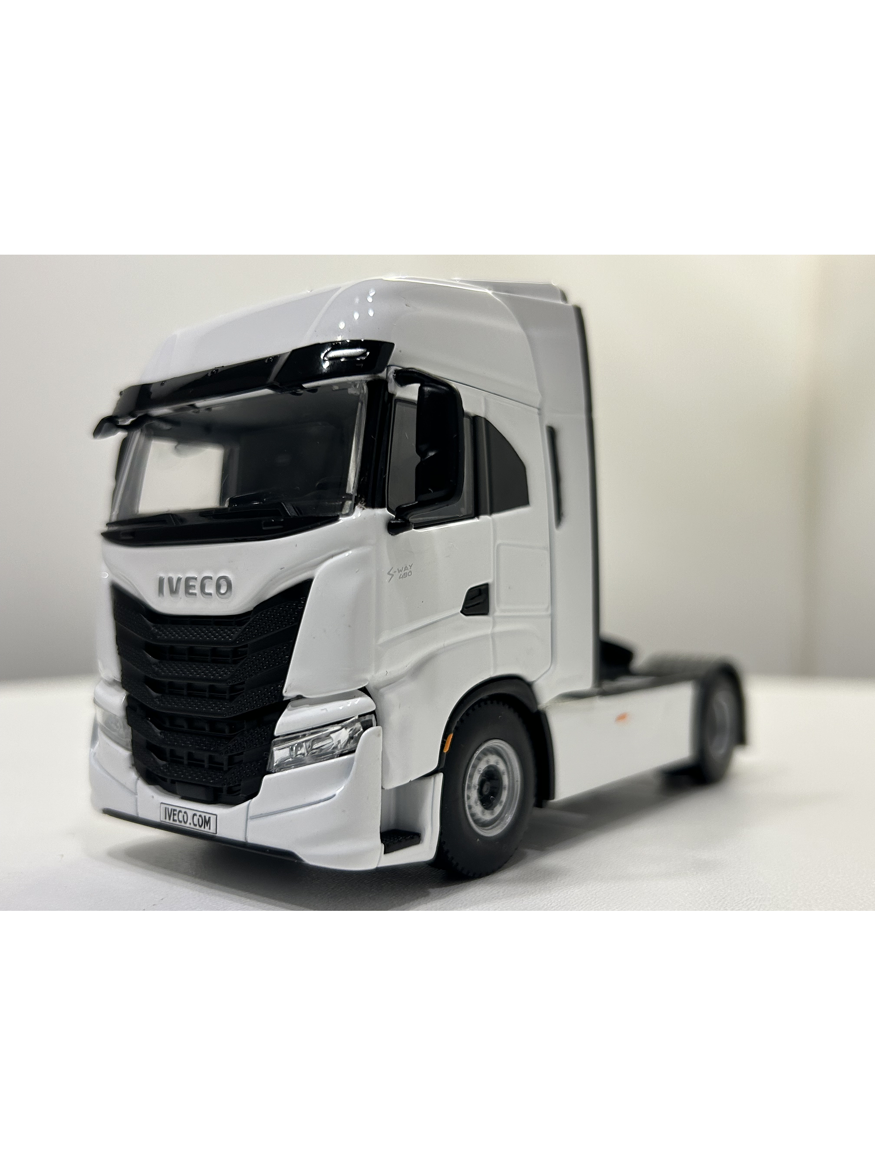 WSI Iveco S-Way AS High 4x2 White Line 1:50 | Transporte moderno a escala 1