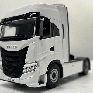 WSI Iveco S-Way AS High 4x2 White Line 1:50 | Transporte moderno a escala