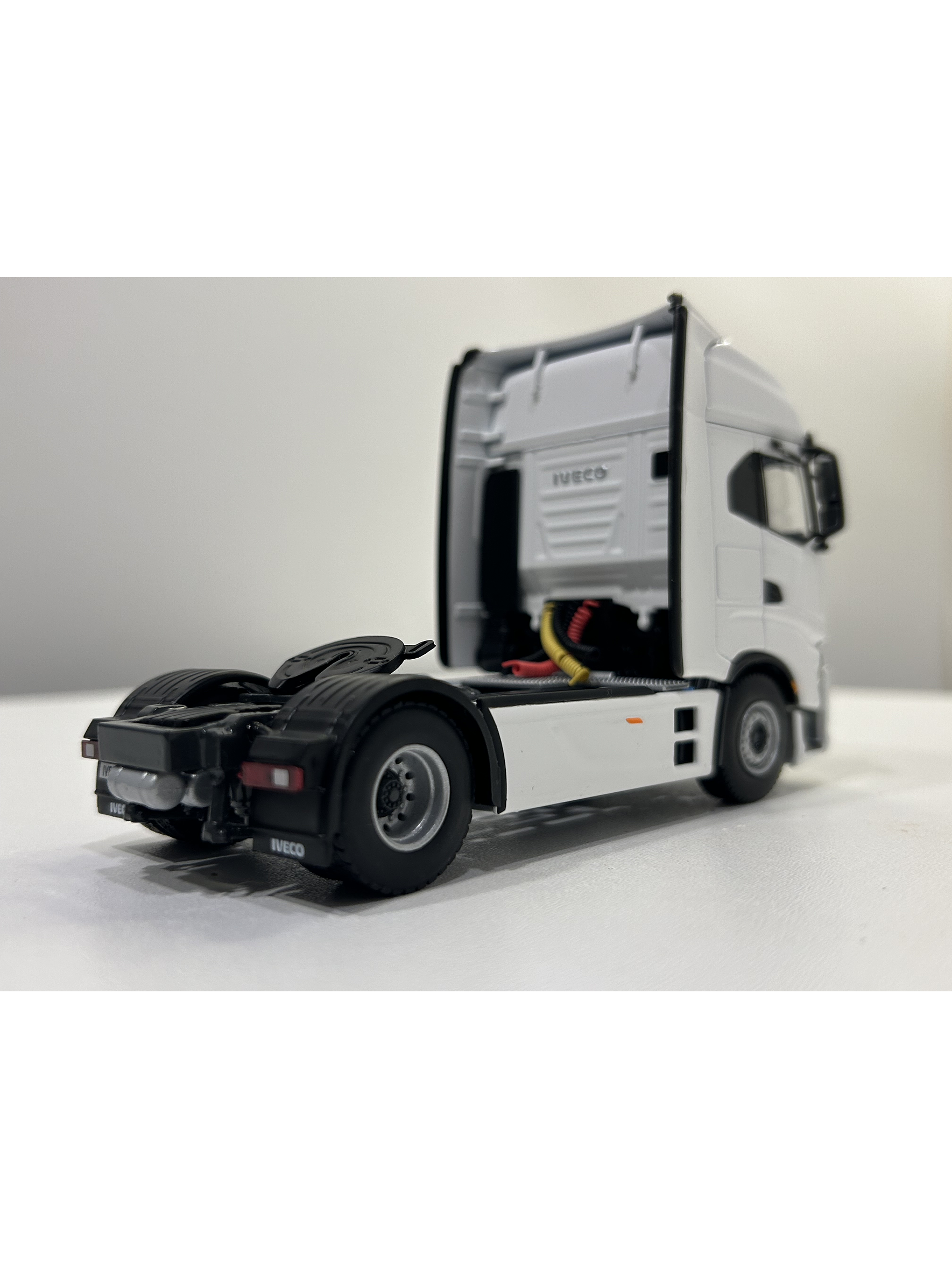 WSI Iveco S-Way AS High 4x2 White Line 1:50 | Transporte moderno a escala 5