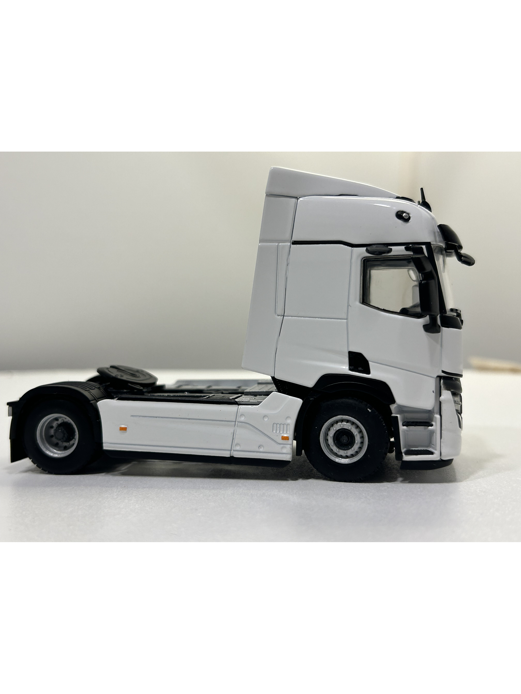 WSI Renault T EVO 4x2 White Line 1:50 | Camión de nueva generación a escala 4