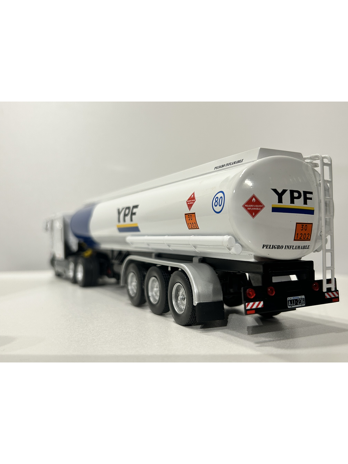 International Eagle 9700 Cabover (1997) – YPF Cisterna Combustible – Colección Camiones Americanos 1:43 7