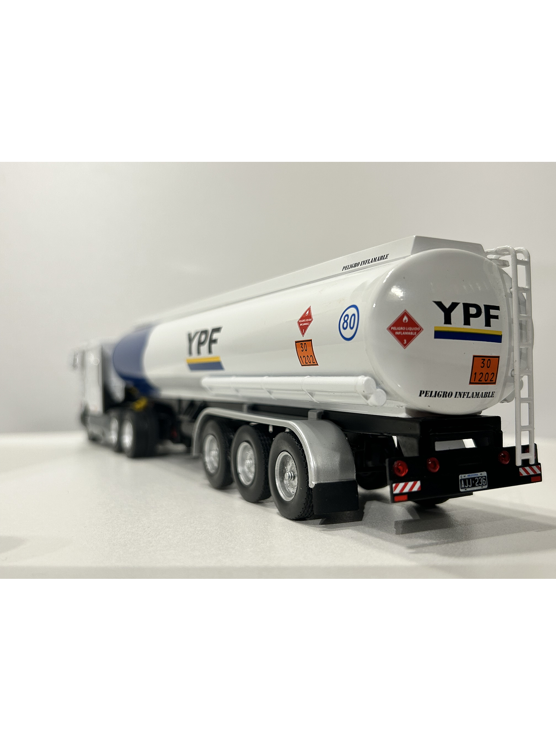 International Eagle 9700 Cabover (1997) – YPF Cisterna Combustible – Colección Camiones Americanos 1:43 7