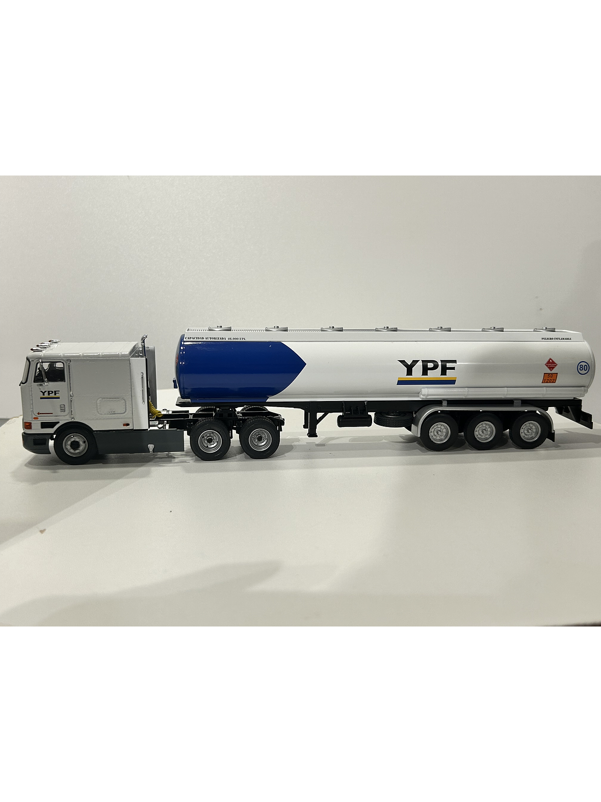 International Eagle 9700 Cabover (1997) – YPF Cisterna Combustible – Colección Camiones Americanos 1:43 8