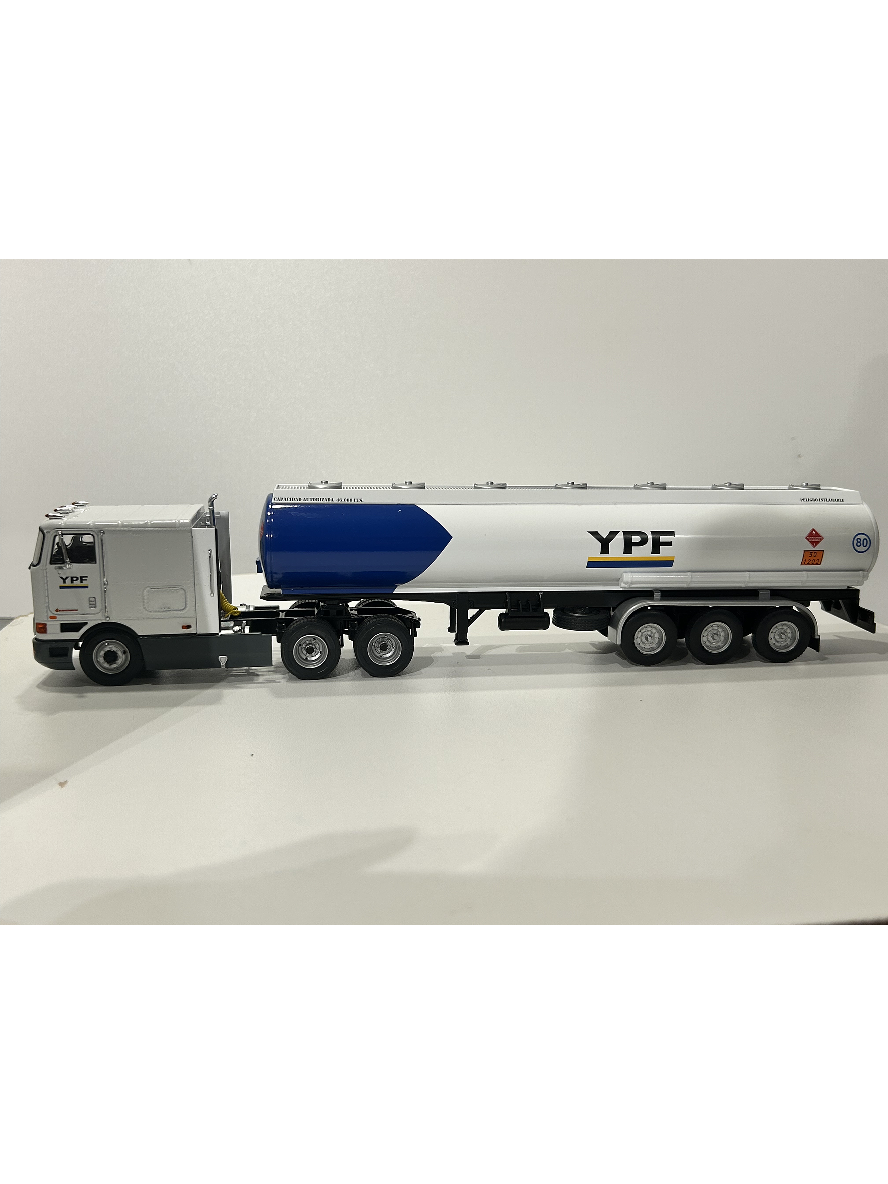 International Eagle 9700 Cabover (1997) – YPF Cisterna Combustible – Colección Camiones Americanos 1:43 8
