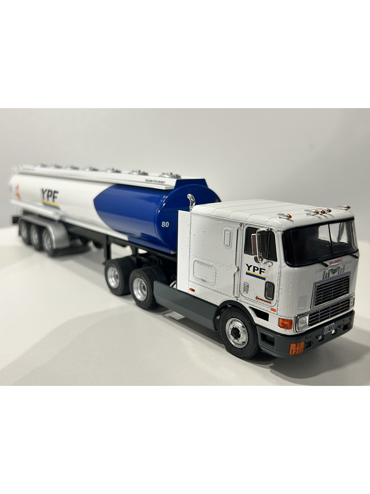 International Eagle 9700 Cabover (1997) – YPF Cisterna Combustible – Colección Camiones Americanos 1:43 9
