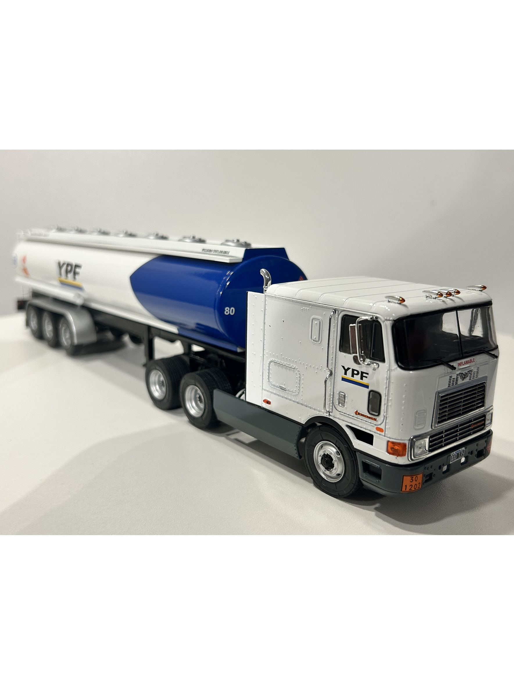International Eagle 9700 Cabover (1997) – YPF Cisterna Combustible – Colección Camiones Americanos 1:43 9