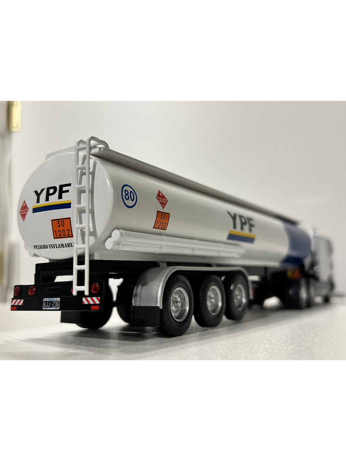 International Eagle 9700 Cabover (1997) – YPF Cisterna Combustible – Colección Camiones Americanos 1:43 6