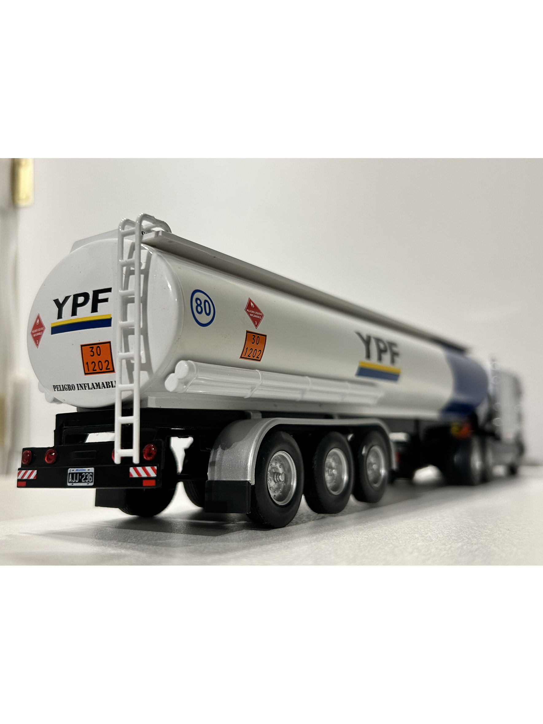 International Eagle 9700 Cabover (1997) – YPF Cisterna Combustible – Colección Camiones Americanos 1:43 6