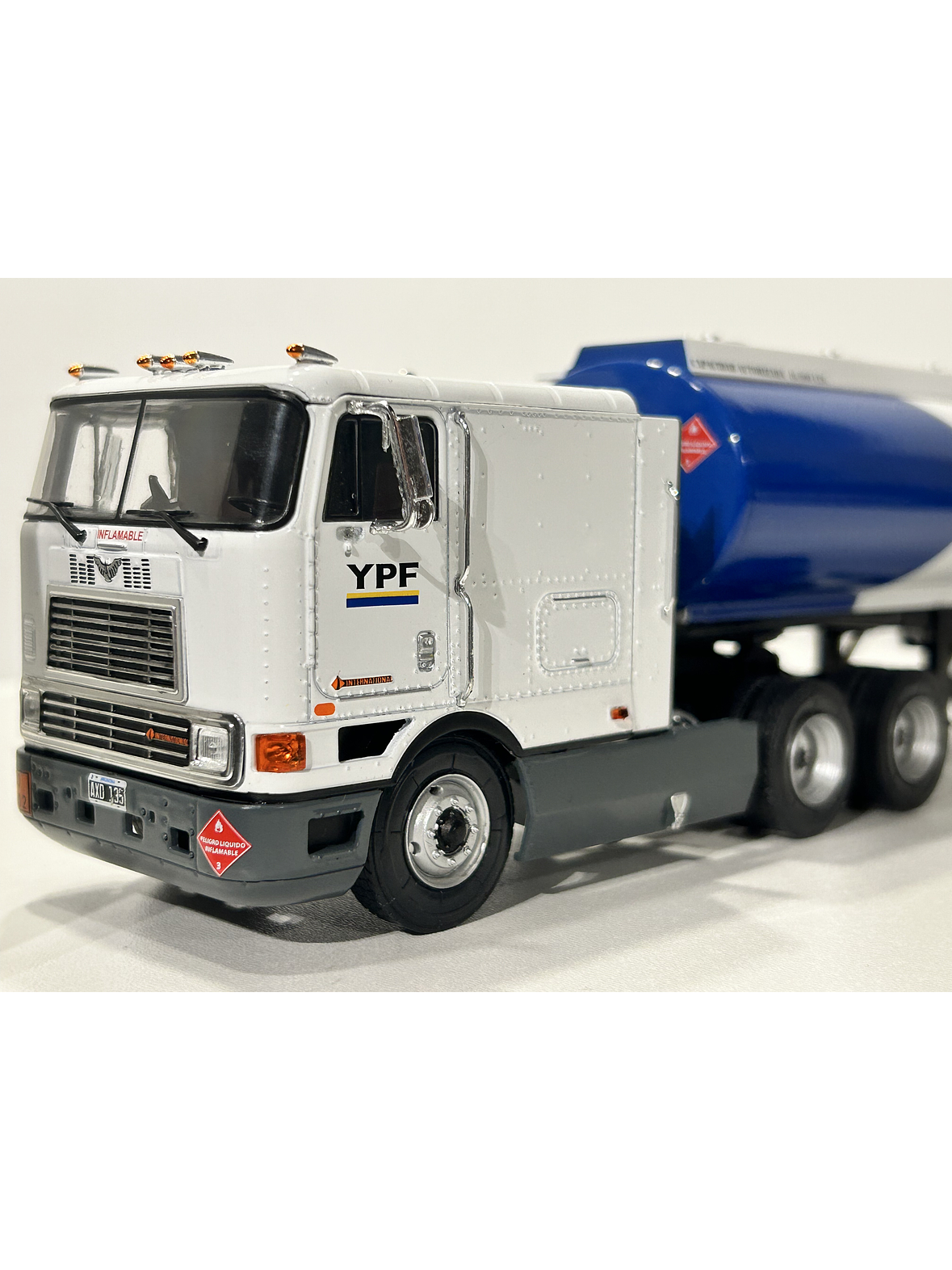 International Eagle 9700 Cabover (1997) – YPF Cisterna Combustible – Colección Camiones Americanos 1:43 3