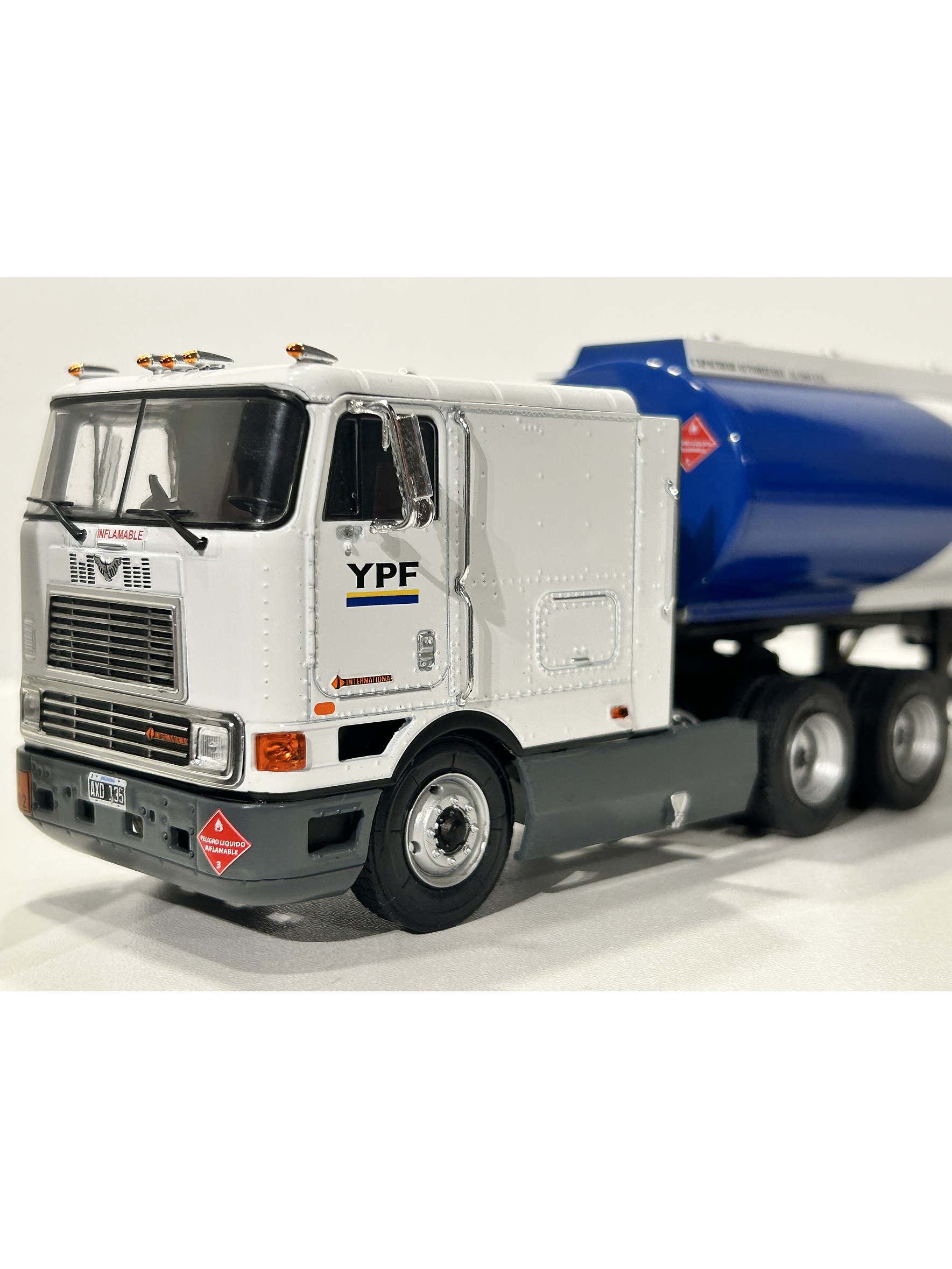 International Eagle 9700 Cabover (1997) – YPF Cisterna Combustible – Colección Camiones Americanos 1:43 3