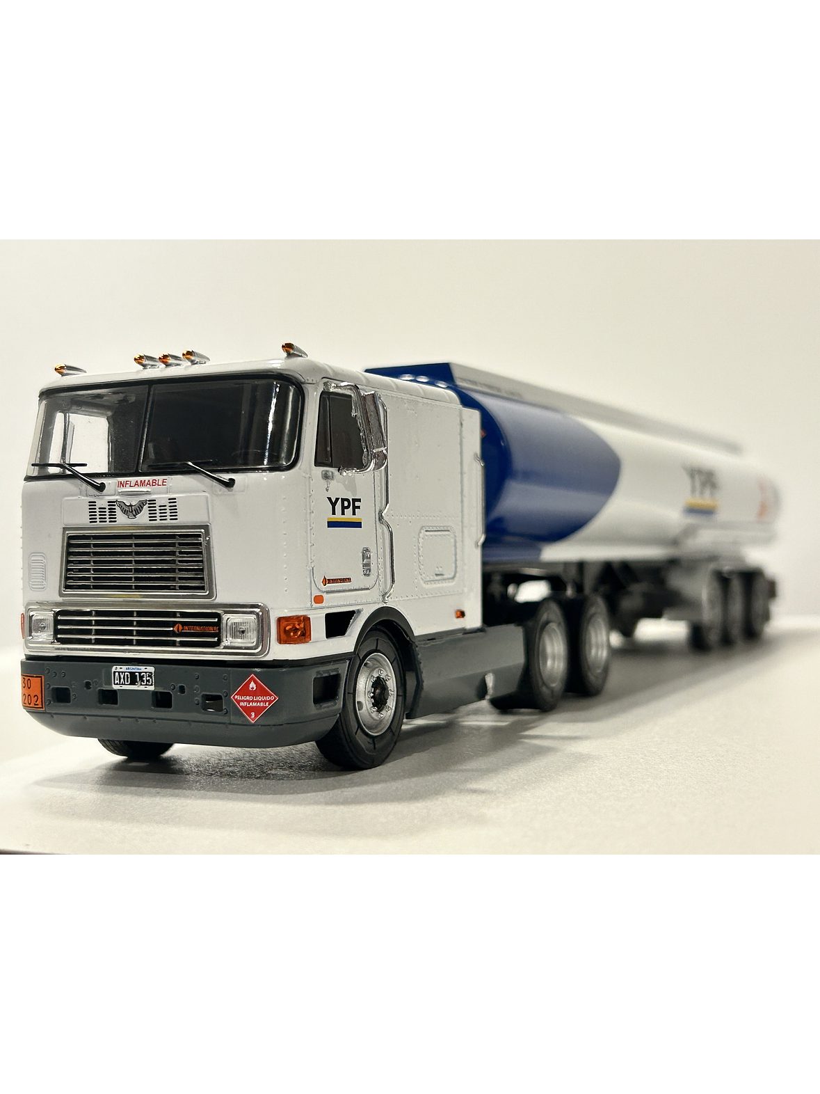 International Eagle 9700 Cabover (1997) – YPF Cisterna Combustible – Colección Camiones Americanos 1:43 2