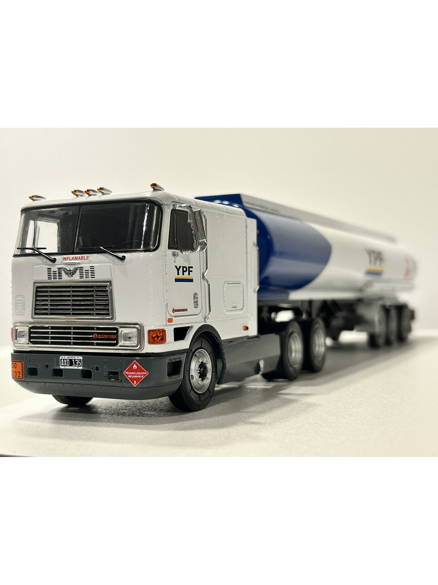 International Eagle 9700 Cabover (1997) – YPF Cisterna Combustible – Colección Camiones Americanos 1:43 2
