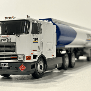 International Eagle 9700 Cabover (1997) – YPF Cisterna Combustible – Colección Camiones Americanos 1:43