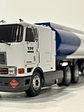 International Eagle 9700 Cabover (1997) – YPF Cisterna Combustible – Colección Camiones Americanos 1:43 - thumbnail 2