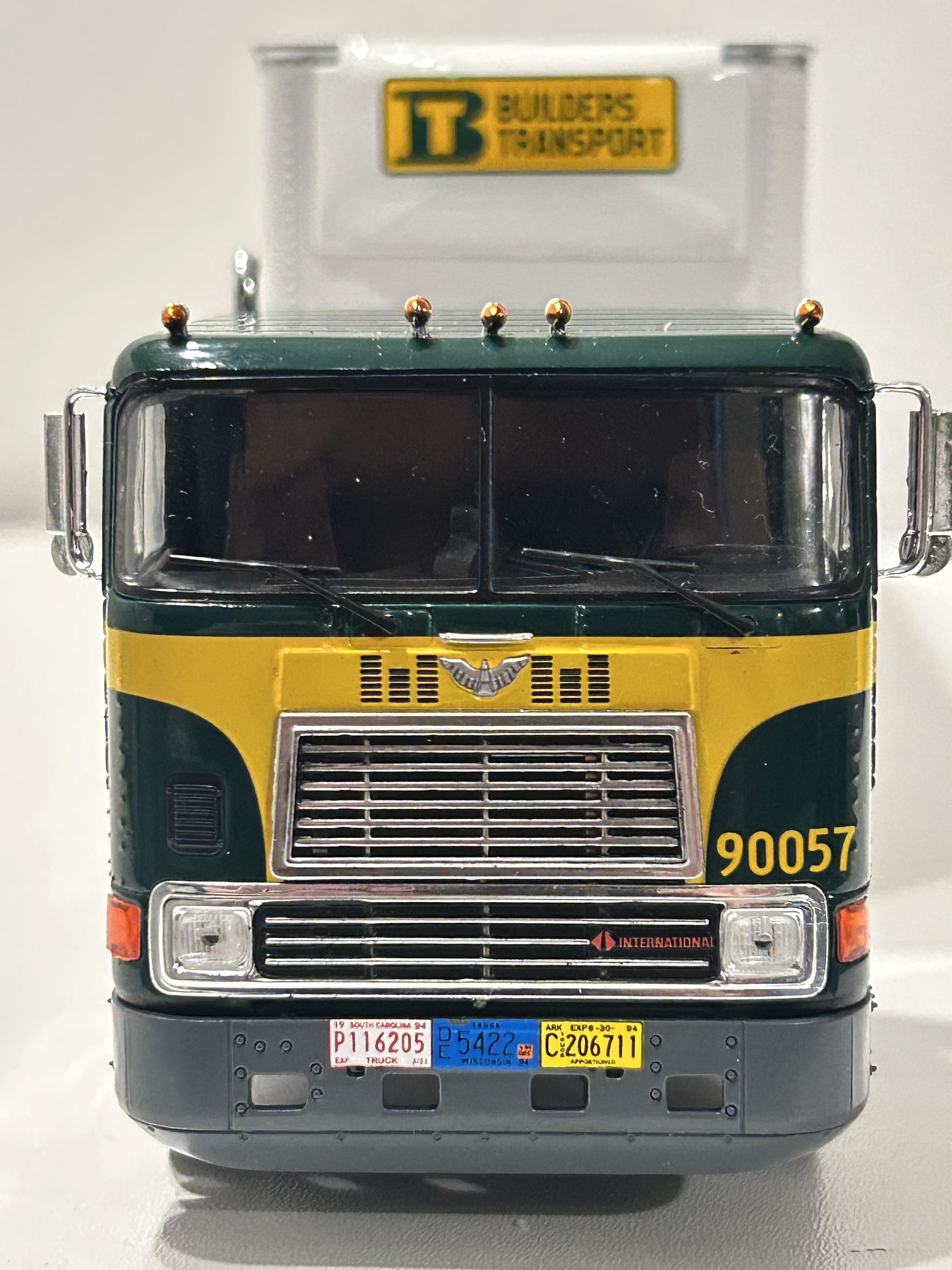 International Eagle 9700 COE “Builders” – Semi Remolque Americano – 1:43 3