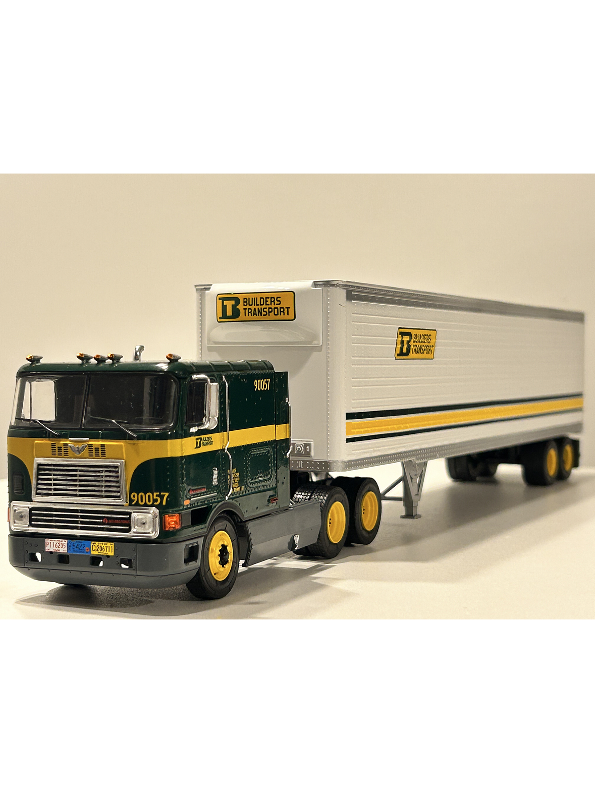 International Eagle 9700 COE “Builders” – Semi Remolque Americano – 1:43 1