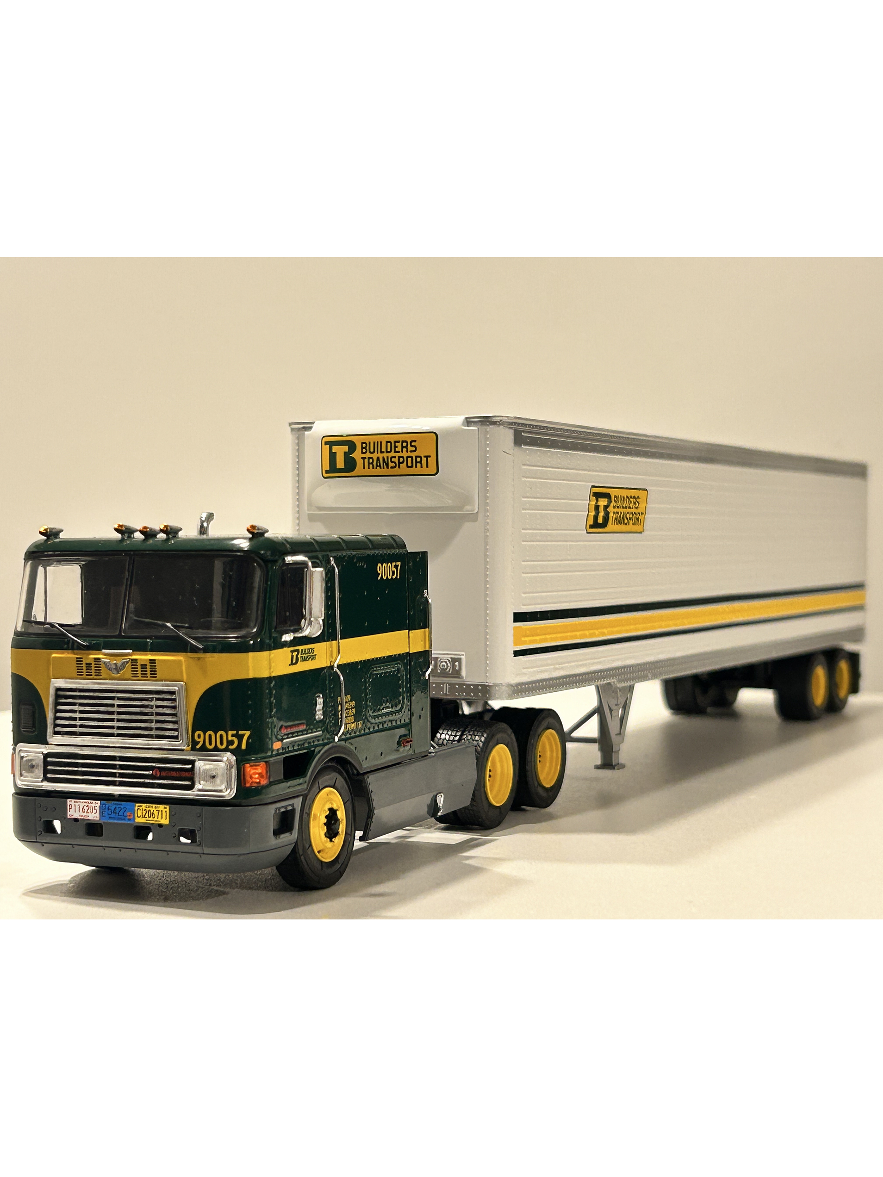 International Eagle 9700 COE “Builders” – Semi Remolque Americano – 1:43 1
