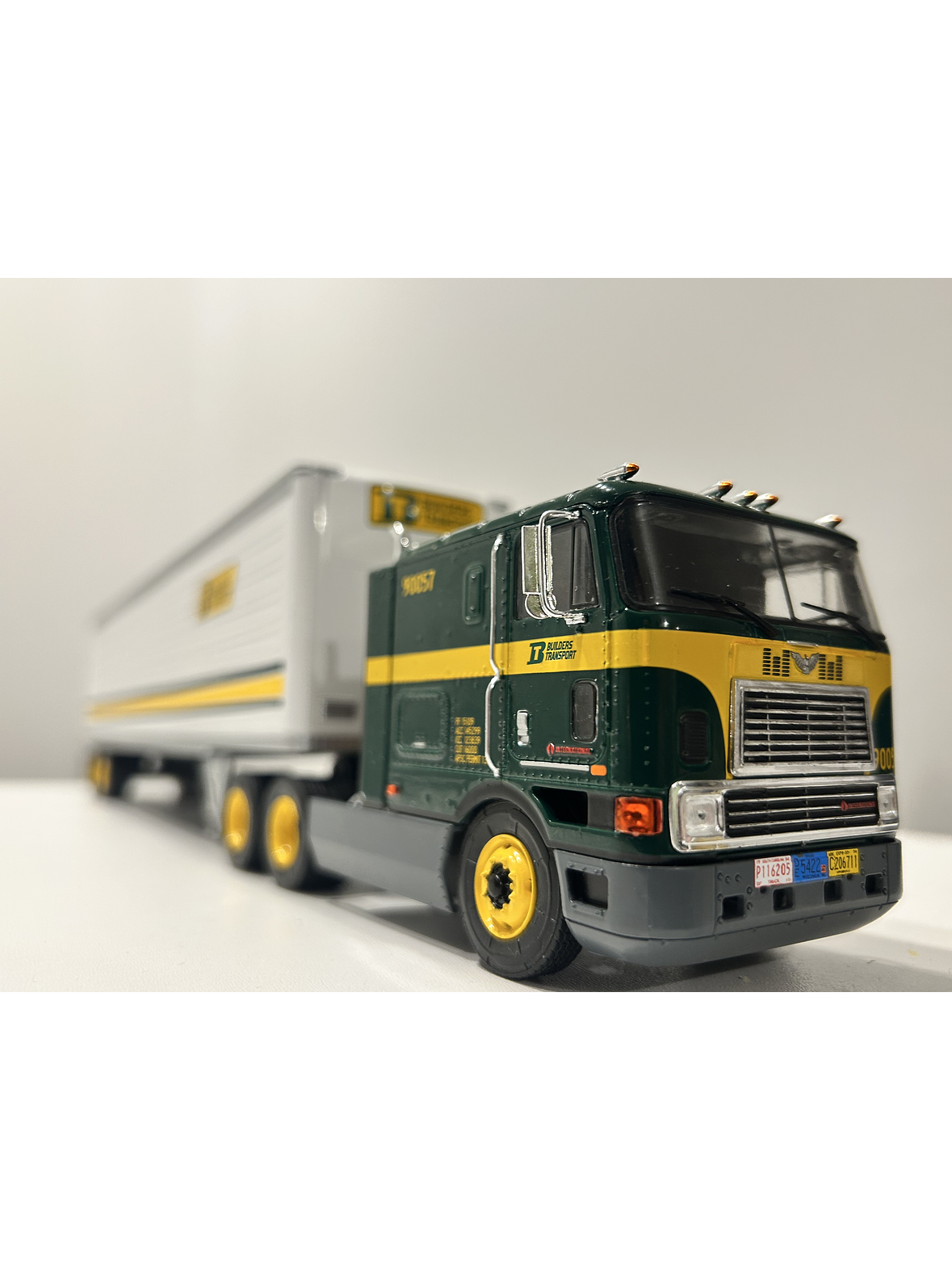 International Eagle 9700 COE “Builders” – Semi Remolque Americano – 1:43 4