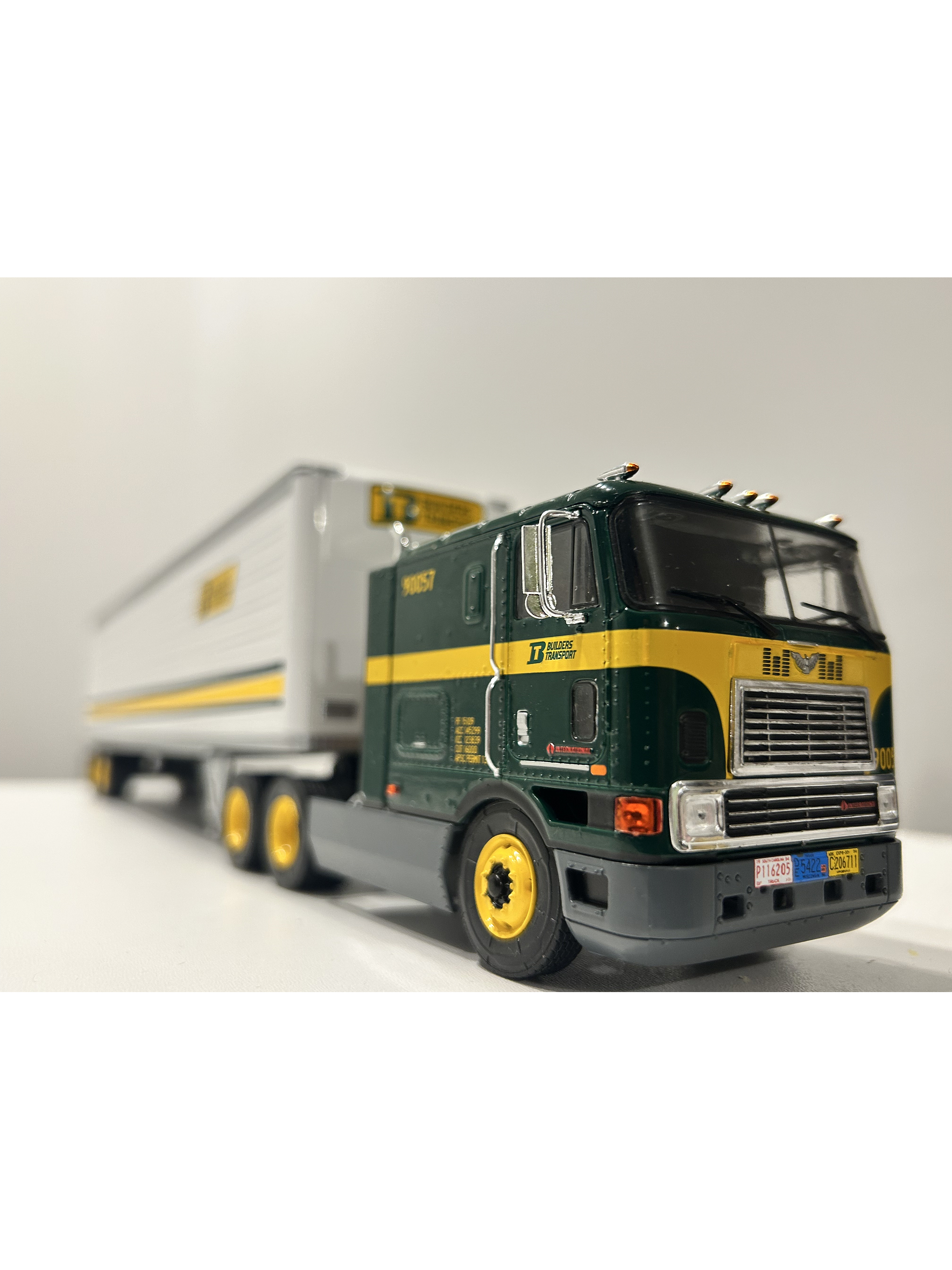 International Eagle 9700 COE “Builders” – Semi Remolque Americano – 1:43 4