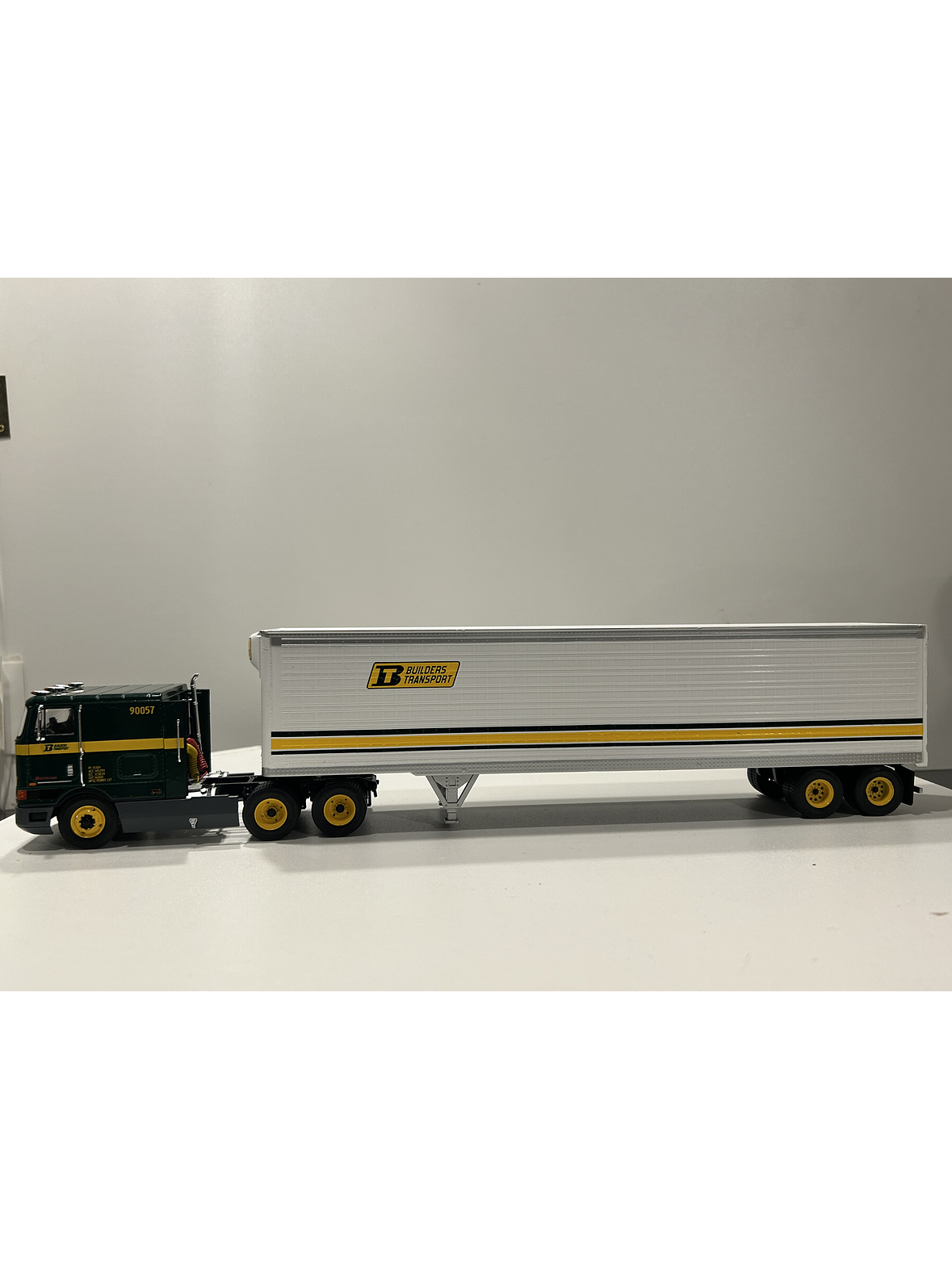 International Eagle 9700 COE “Builders” – Semi Remolque Americano – 1:43 8