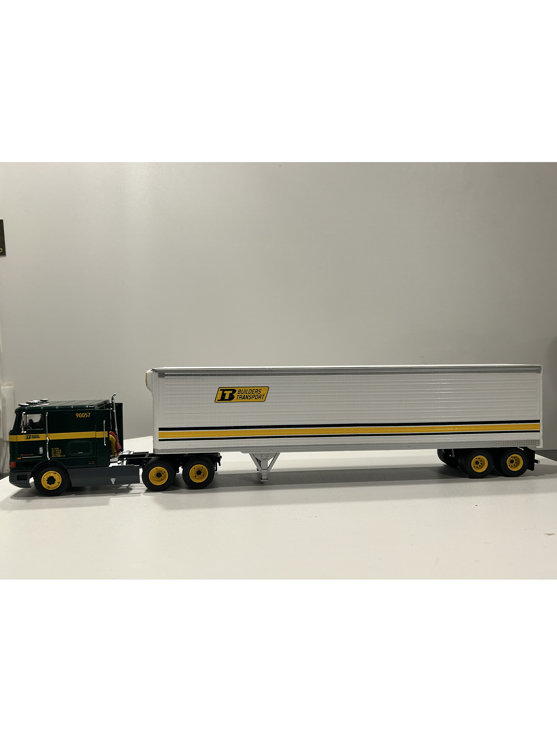 International Eagle 9700 COE “Builders” – Semi Remolque Americano – 1:43 8