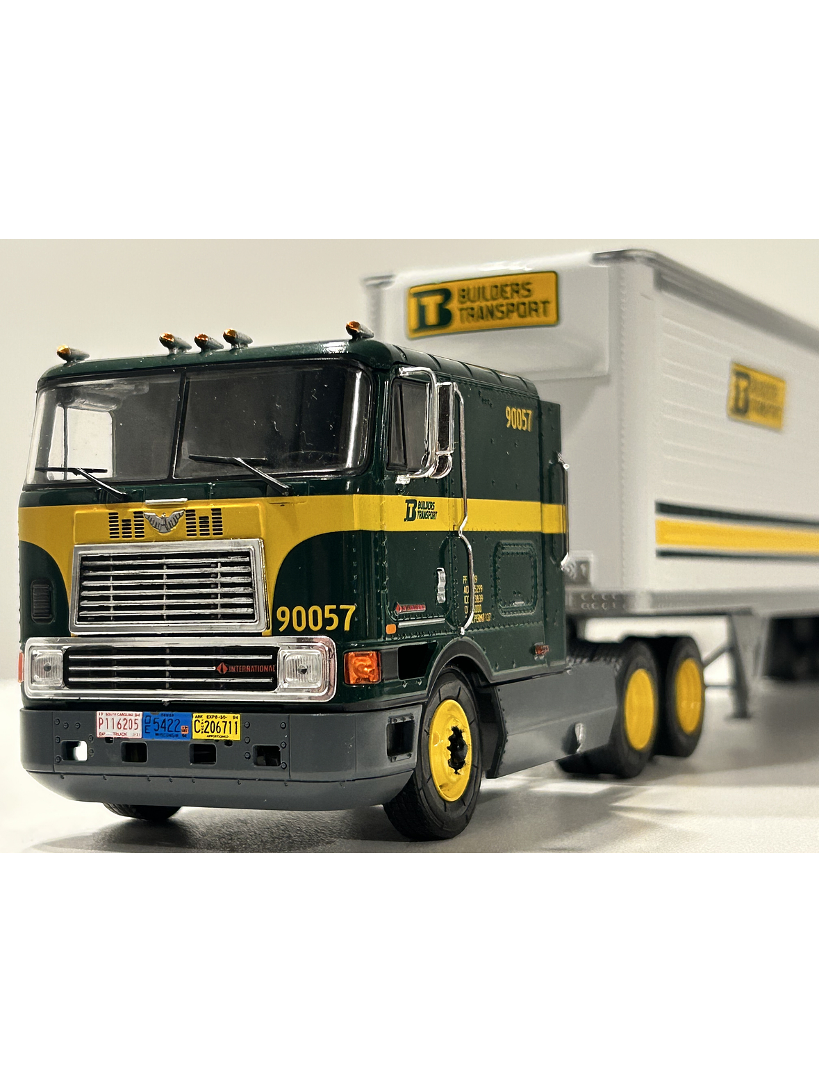 International Eagle 9700 COE “Builders” – Semi Remolque Americano – 1:43 2