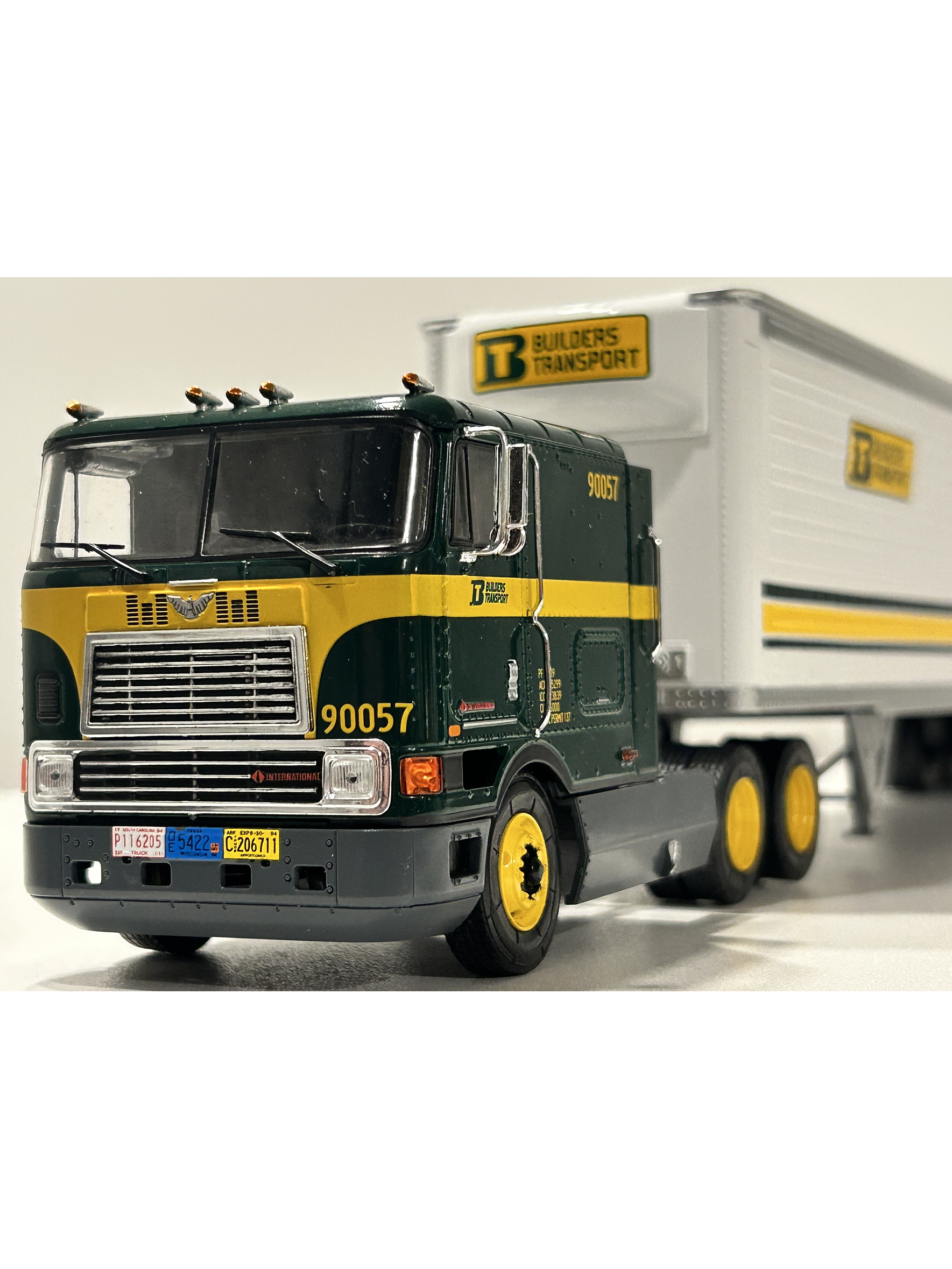 International Eagle 9700 COE “Builders” – Semi Remolque Americano – 1:43 2