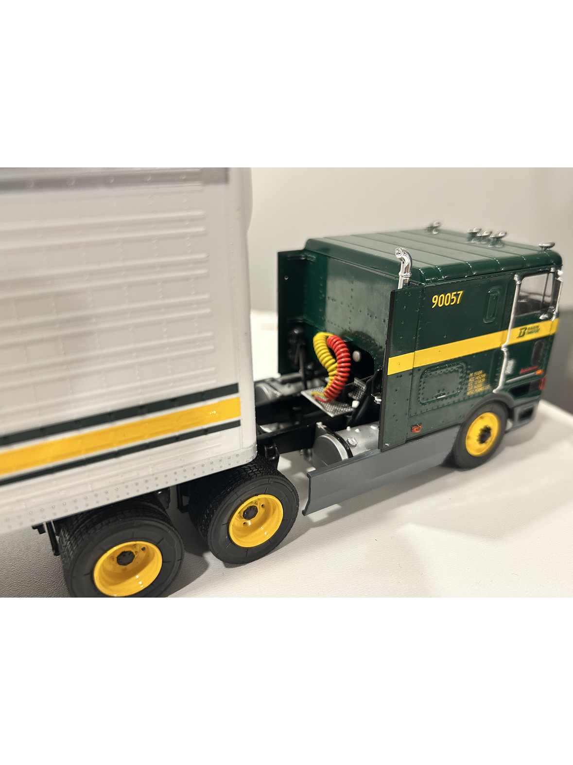International Eagle 9700 COE “Builders” – Semi Remolque Americano – 1:43 5
