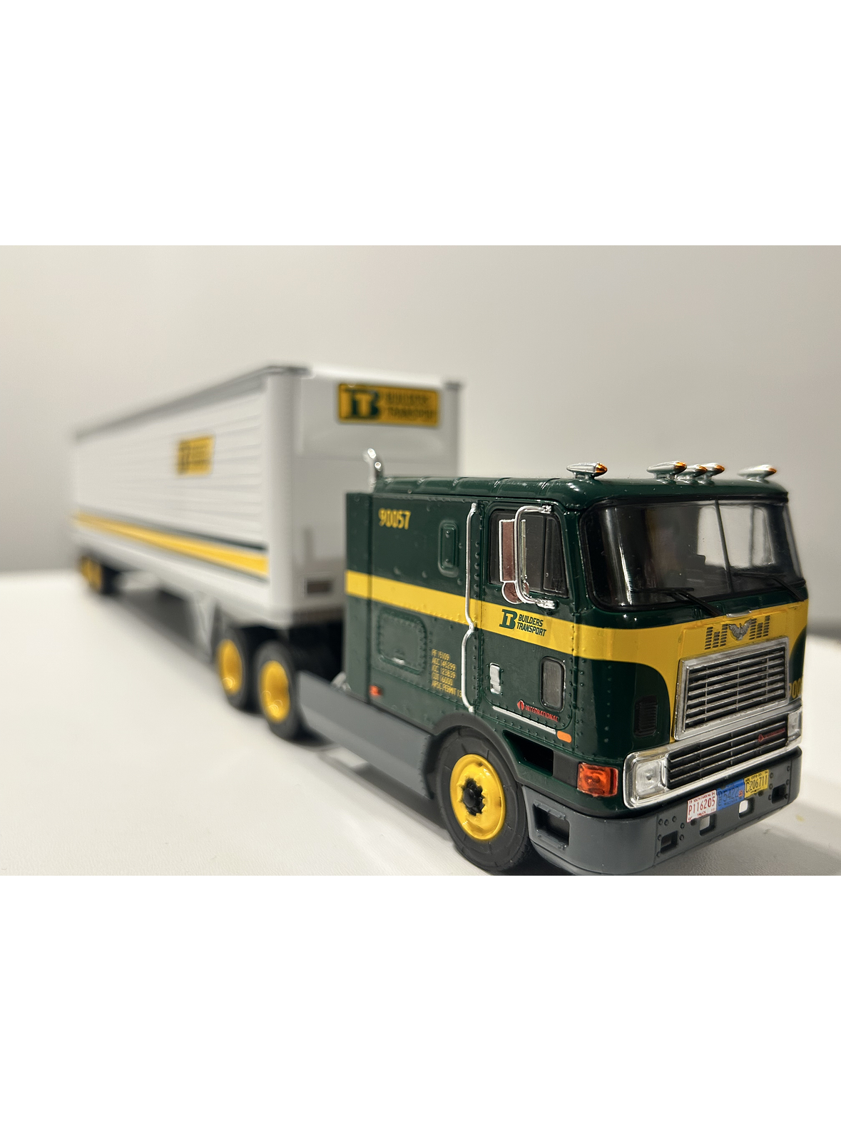 International Eagle 9700 COE “Builders” – Semi Remolque Americano – 1:43 9