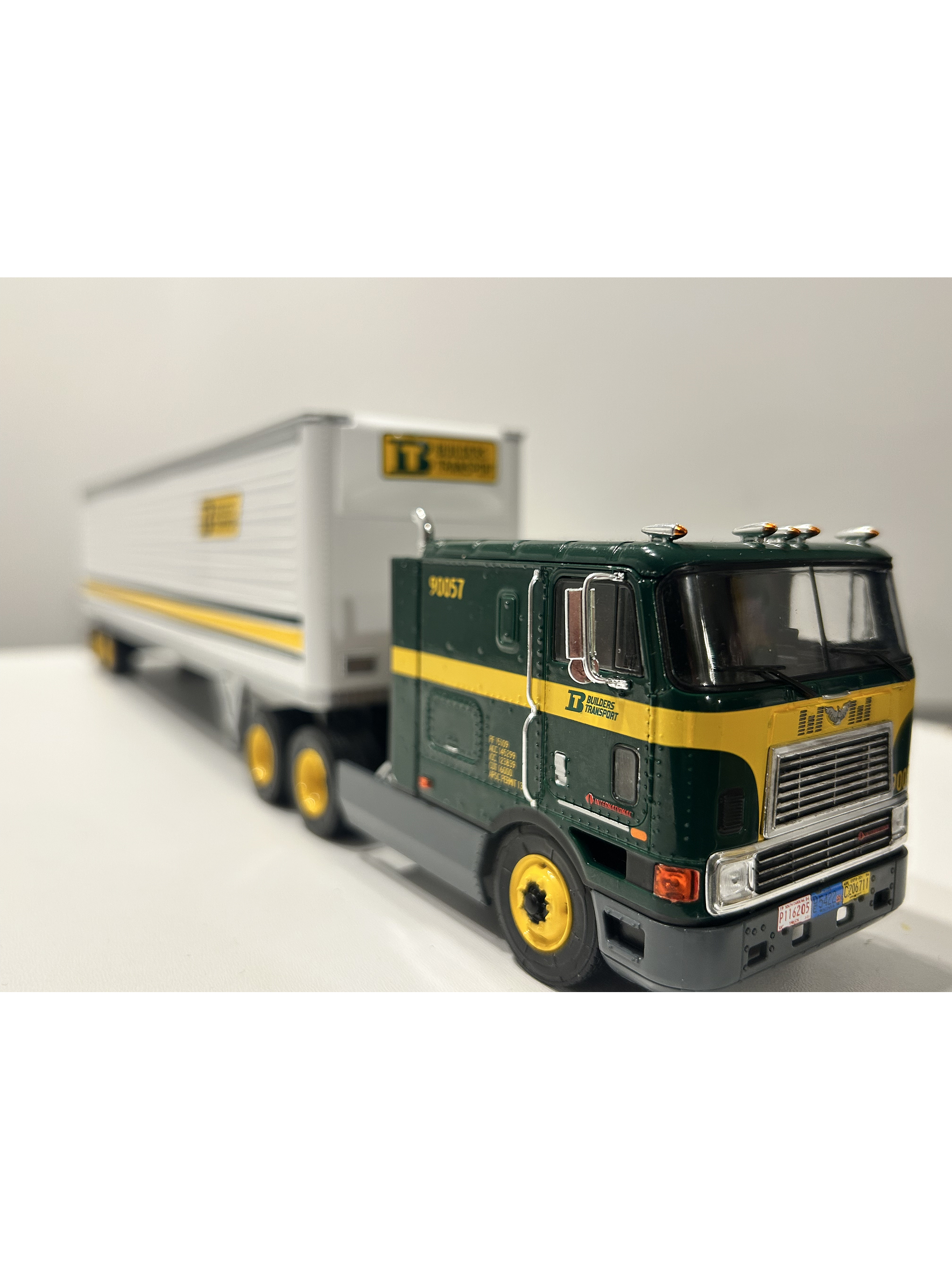 International Eagle 9700 COE “Builders” – Semi Remolque Americano – 1:43 9