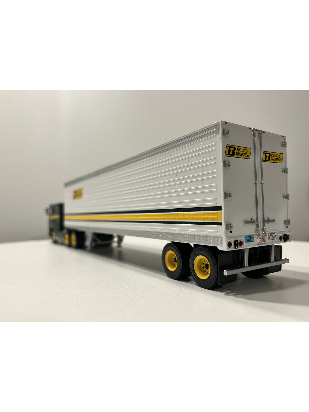 International Eagle 9700 COE “Builders” – Semi Remolque Americano – 1:43 7