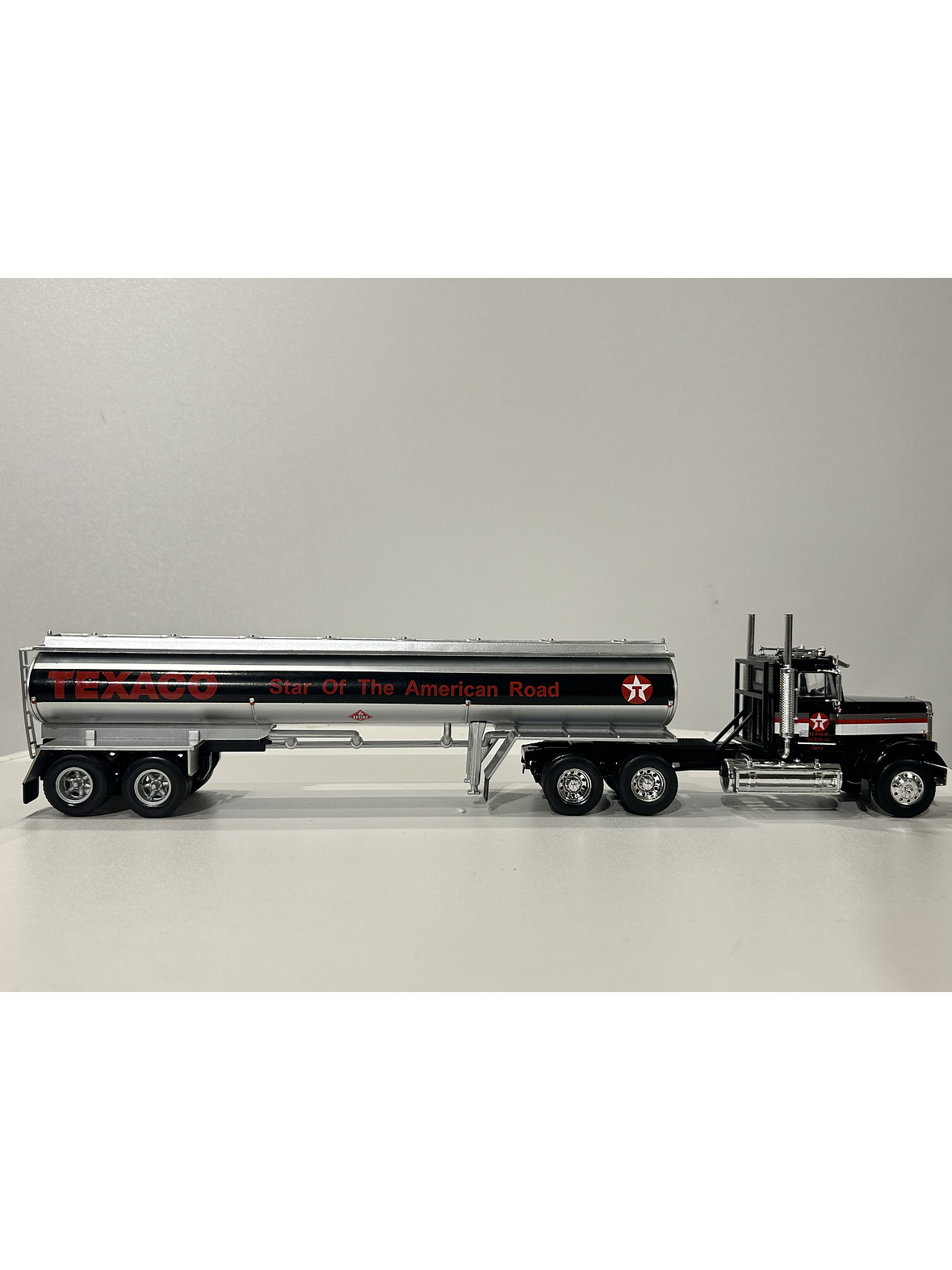 Freightliner FLC 120 64T (1977) Texaco – Camión Clásico Americano – 1:43 5