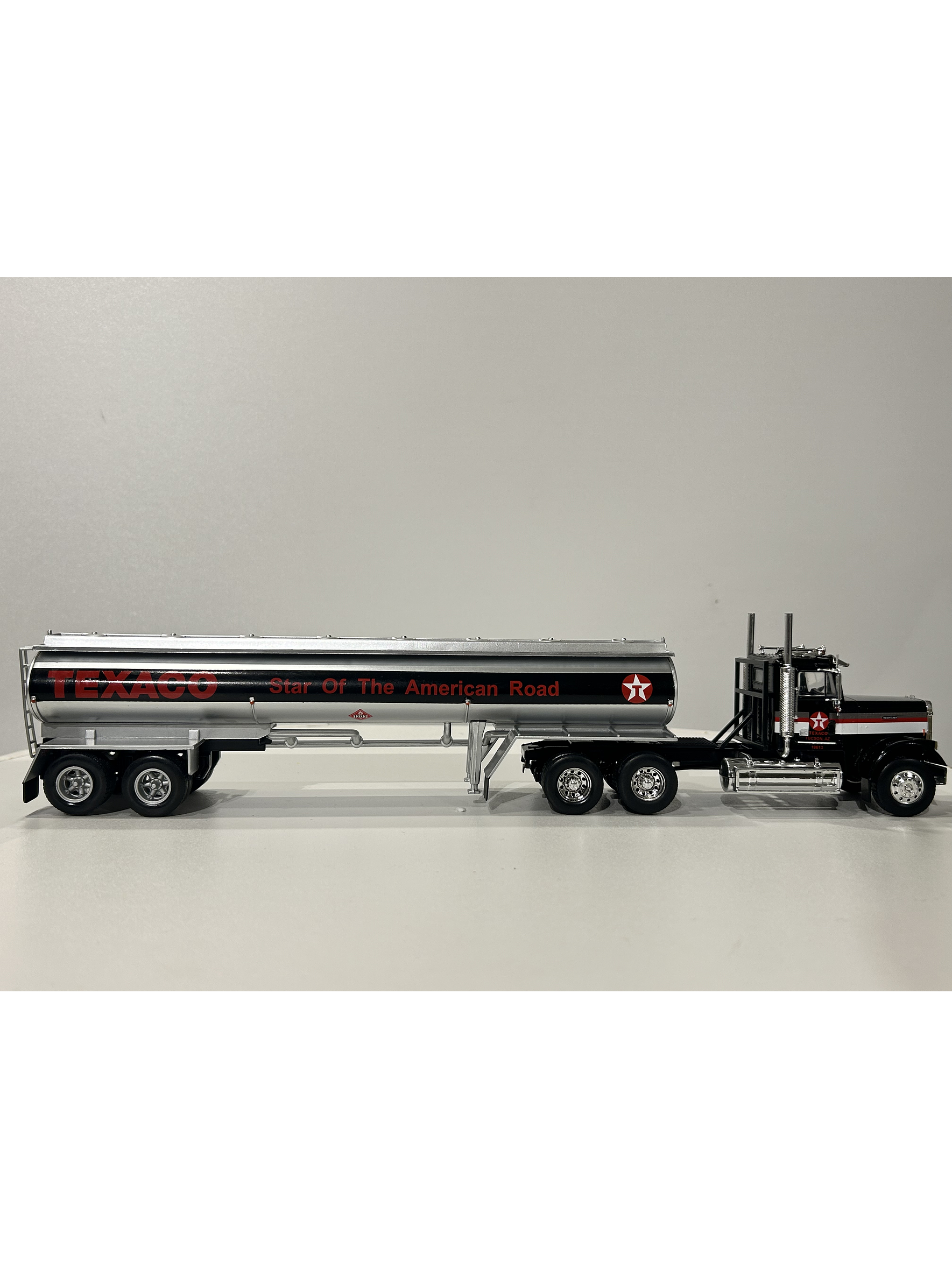 Freightliner FLC 120 64T (1977) Texaco – Camión Clásico Americano – 1:43 5