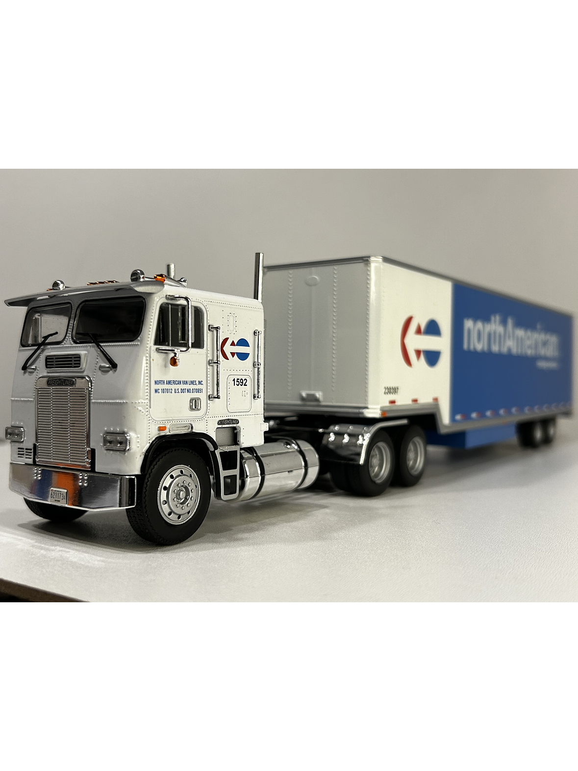 Freightliner FLA NorthAmerican – Camión Clásico Americano – 1:43 3