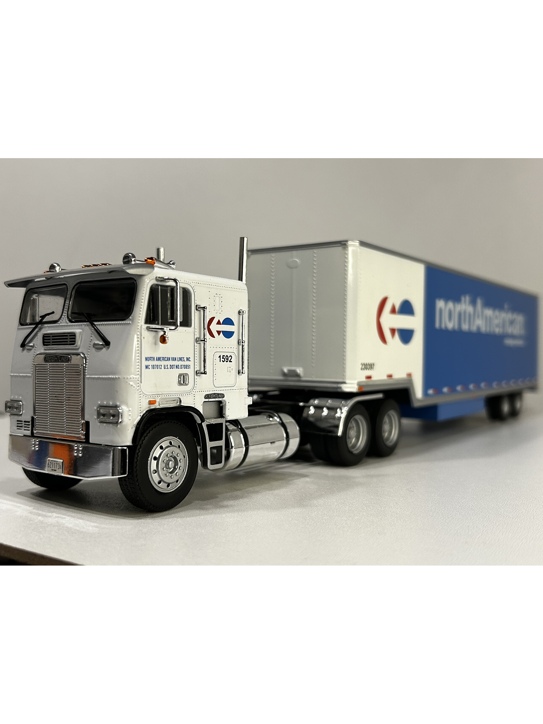 Freightliner FLA NorthAmerican – Camión Clásico Americano – 1:43 3