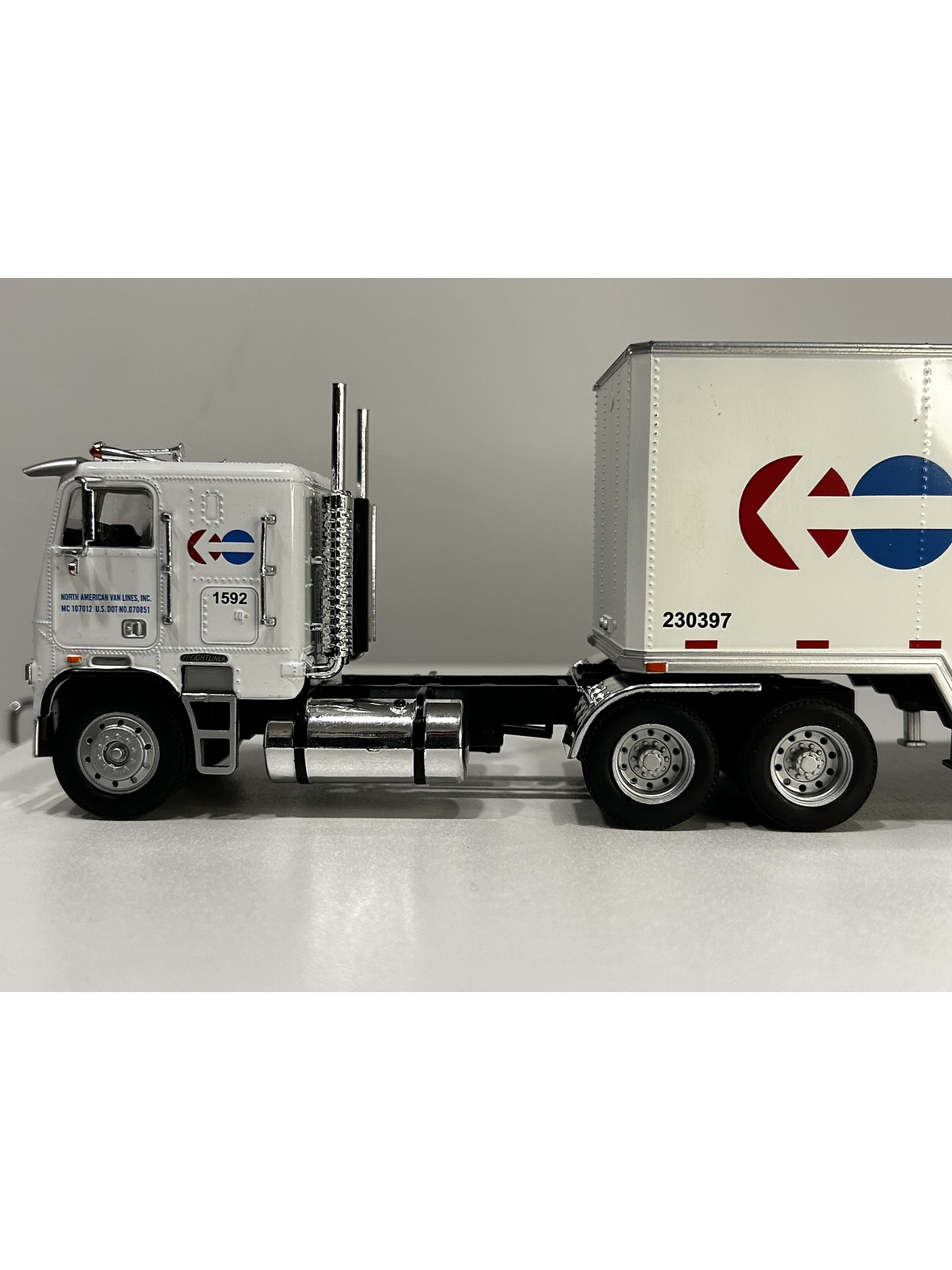 Freightliner FLA NorthAmerican – Camión Clásico Americano – 1:43 11