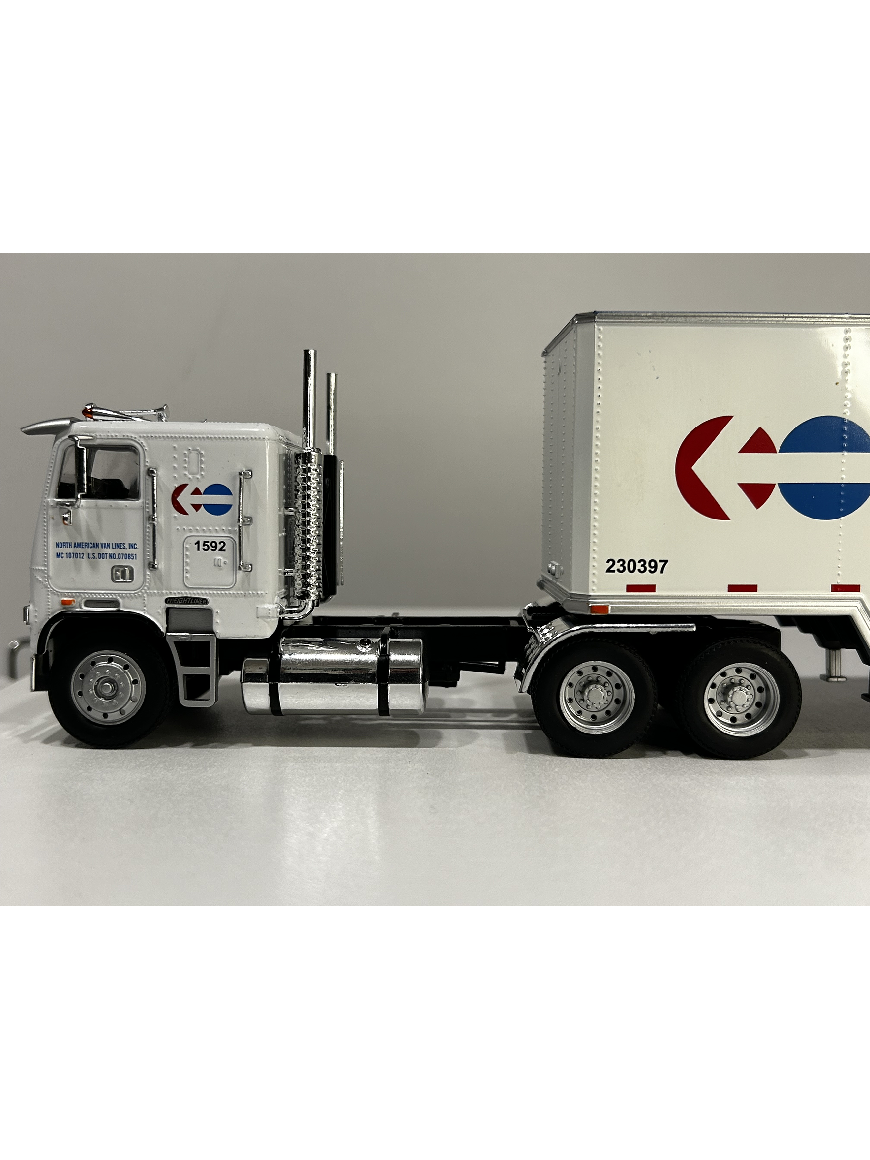 Freightliner FLA NorthAmerican – Camión Clásico Americano – 1:43 11