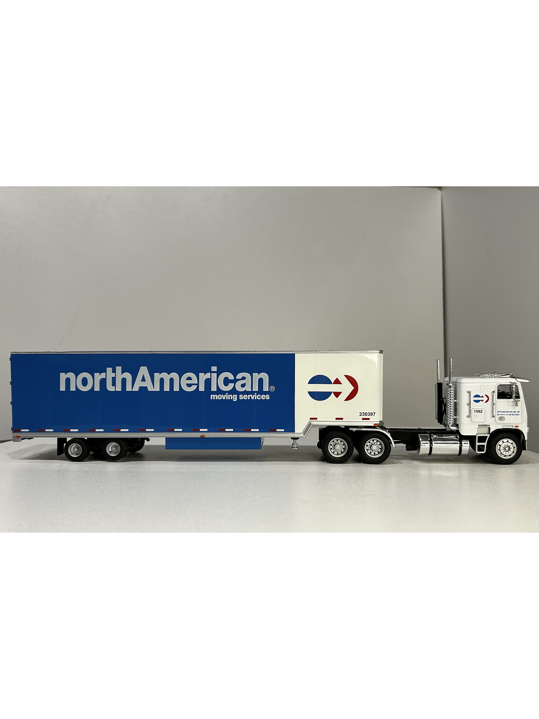 Freightliner FLA NorthAmerican – Camión Clásico Americano – 1:43 8