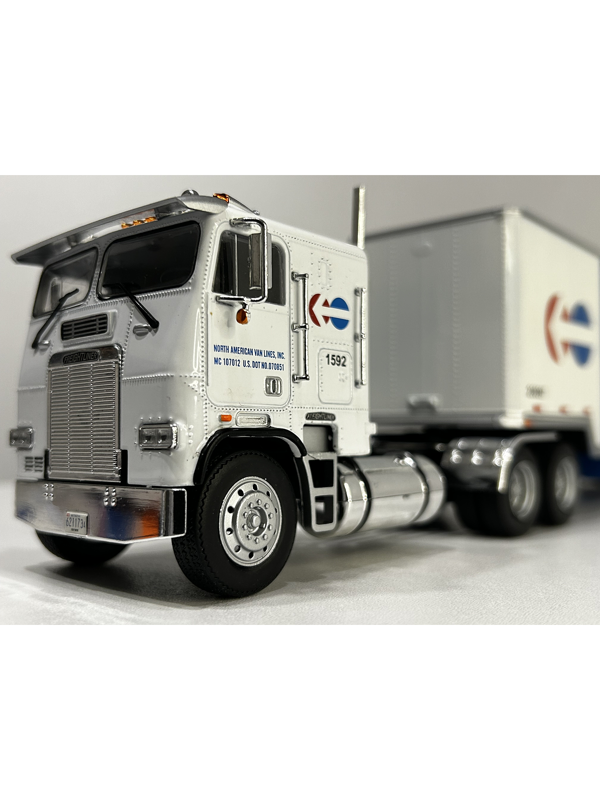 Freightliner FLA NorthAmerican – Camión Clásico Americano – 1:43 4