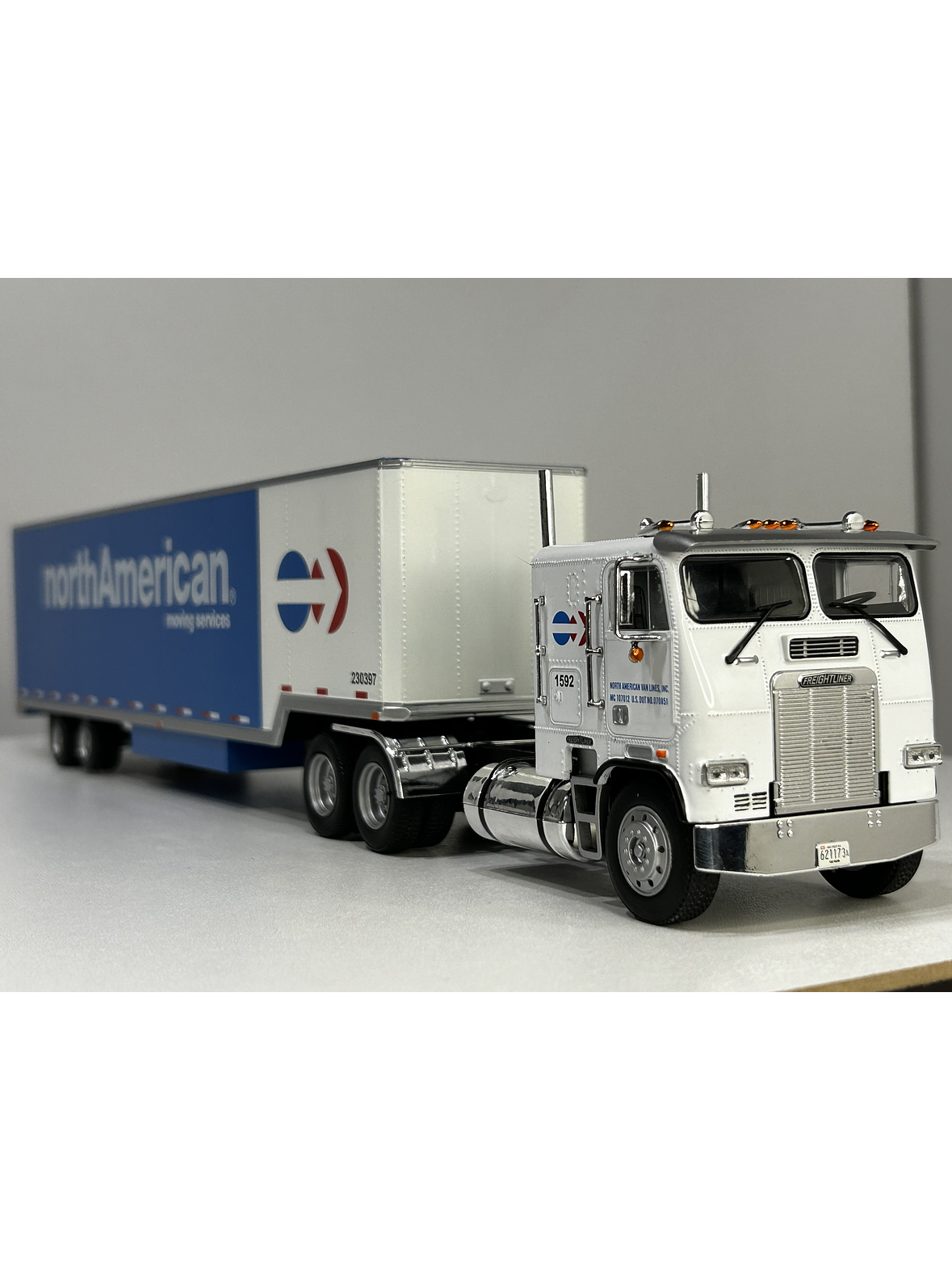 Freightliner FLA NorthAmerican – Camión Clásico Americano – 1:43 7