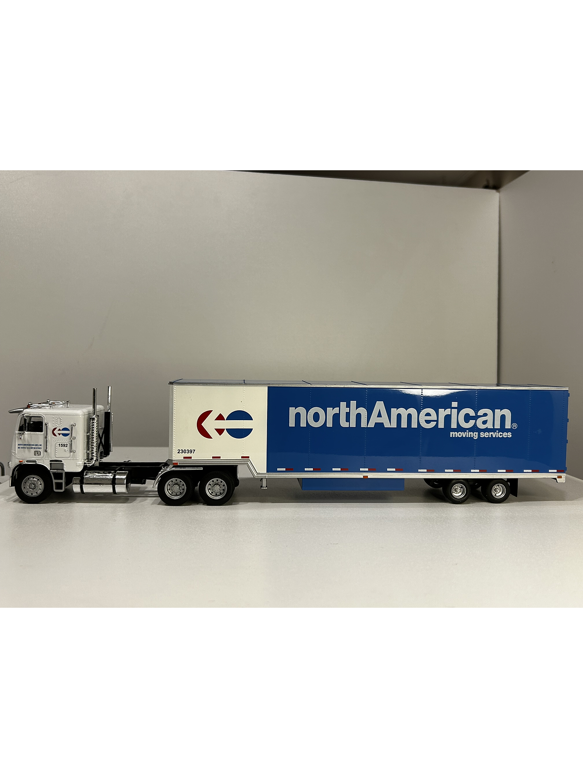 Freightliner FLA NorthAmerican – Camión Clásico Americano – 1:43 12