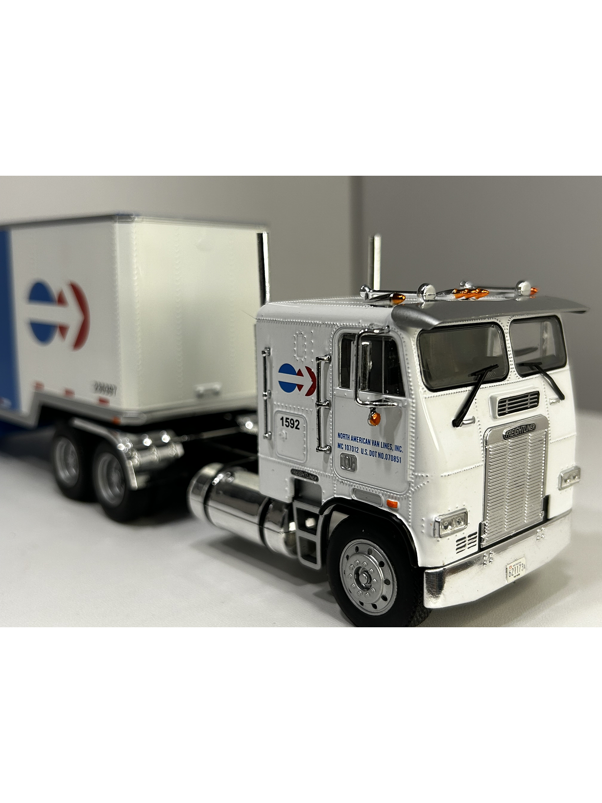 Freightliner FLA NorthAmerican – Camión Clásico Americano – 1:43 6